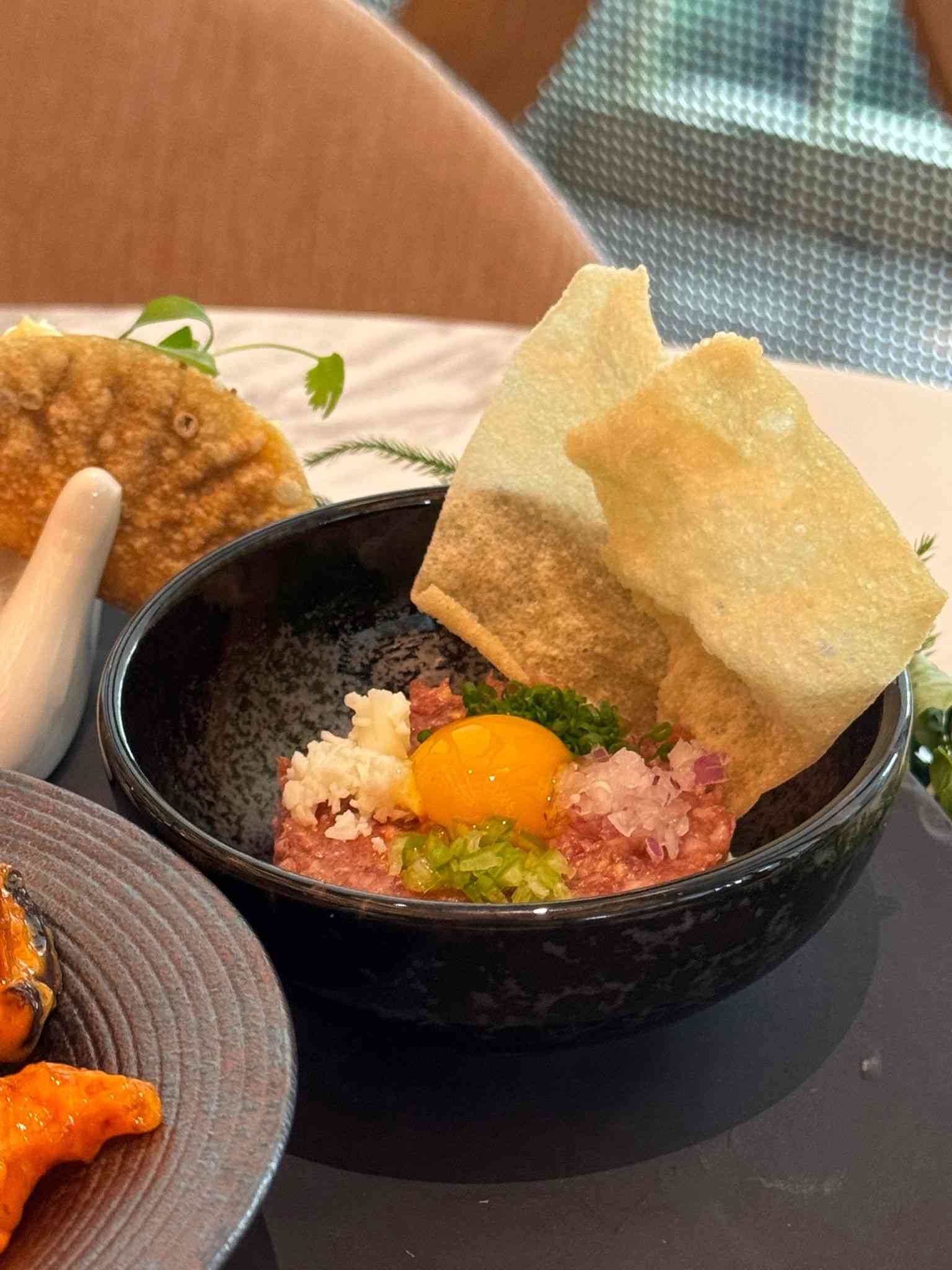 中環Akira Back夢幻玻璃幕牆內的早午餐：AB Tuna Mini Taco、AB Wagyu Tartare，韓日融合藝術饗宴