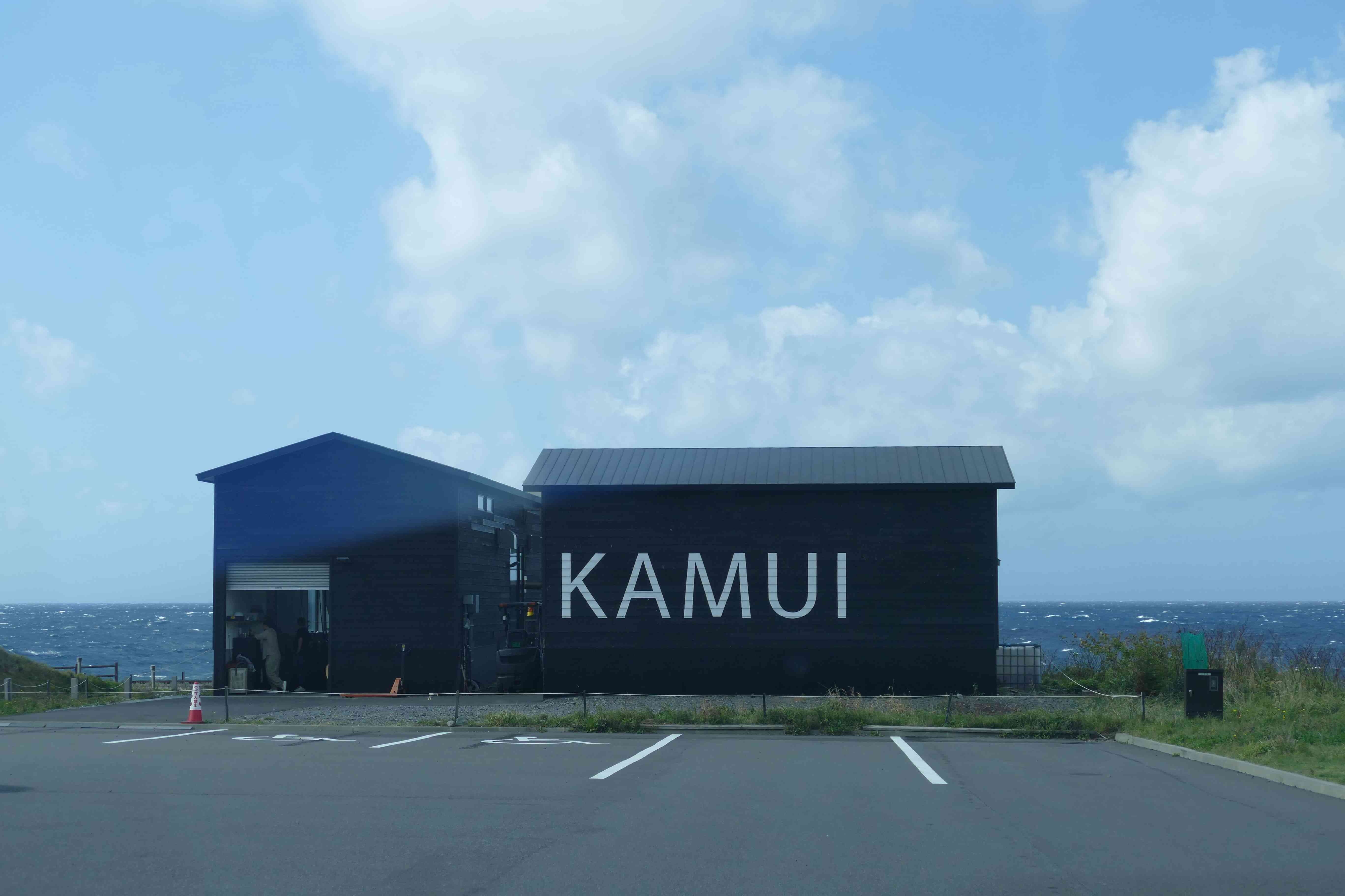 日本威士忌深度遊：在火山孤島的「冰封橡木桶」，於世界盡頭細嚐一杯帶著海風的酒