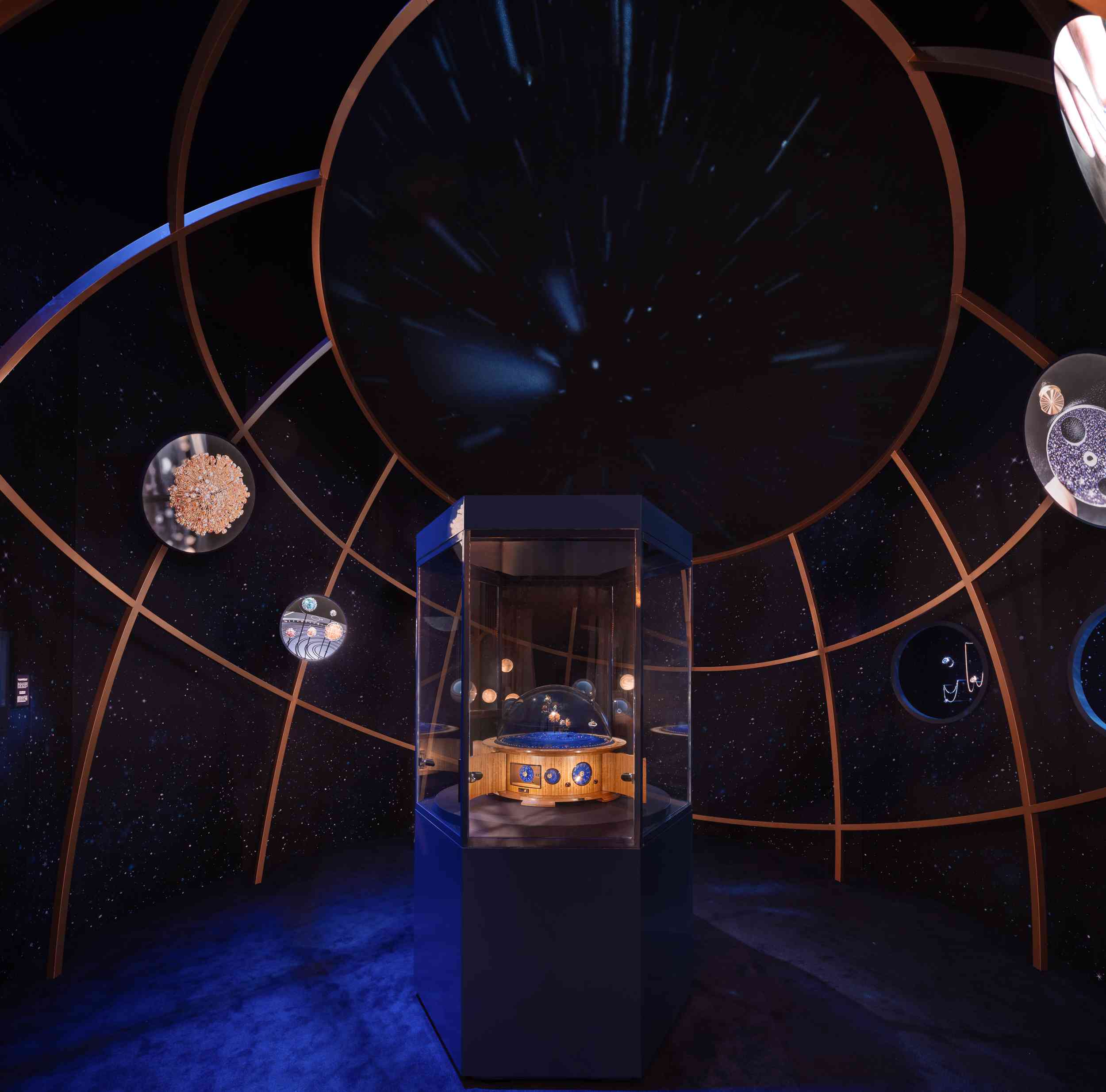 Van Cleef & Arpels珠寶鐘錶展：在花開花落中感受時間，在永恆裡讀懂詩意