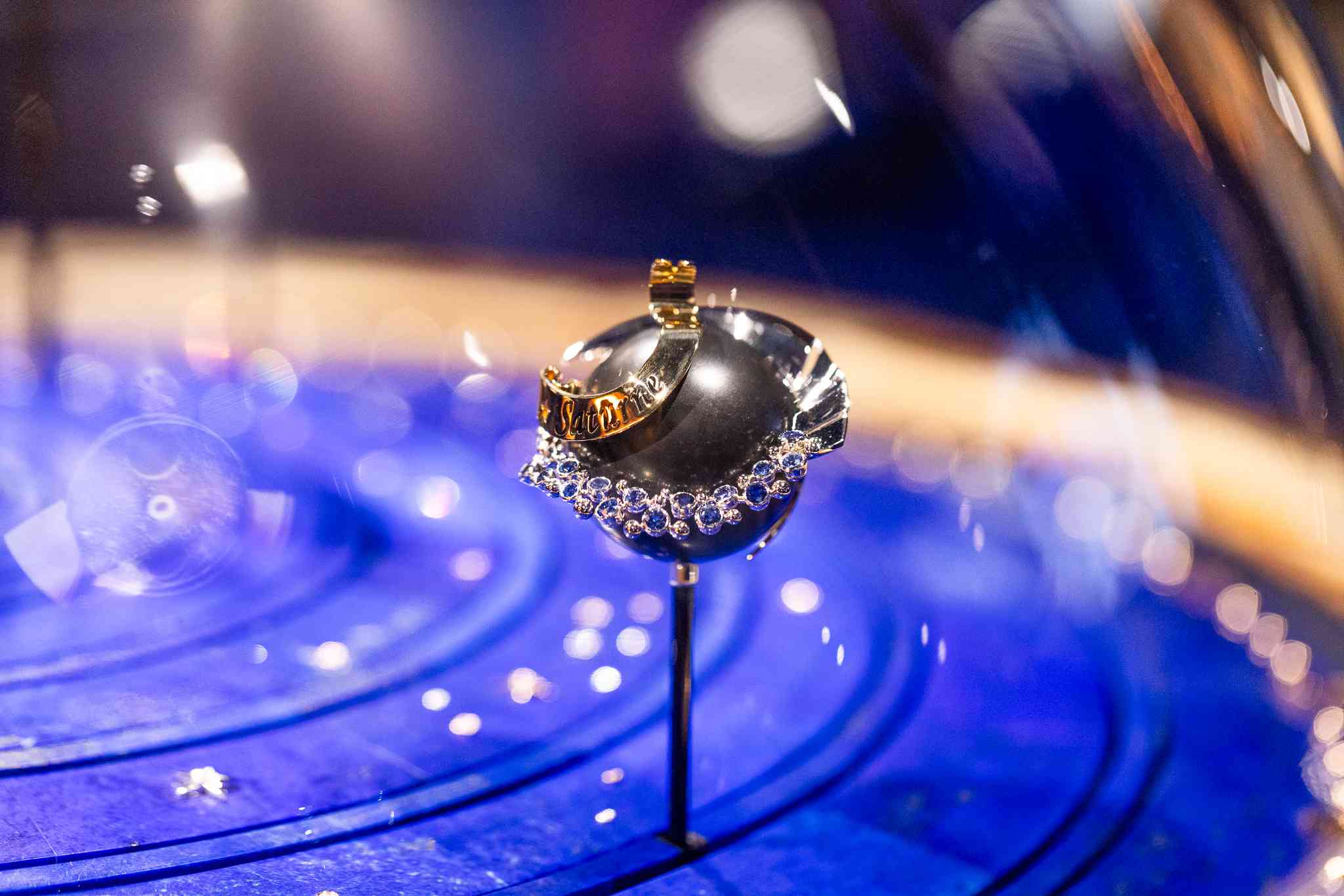 Van Cleef & Arpels珠寶鐘錶展：在花開花落中感受時間，在永恆裡讀懂詩意