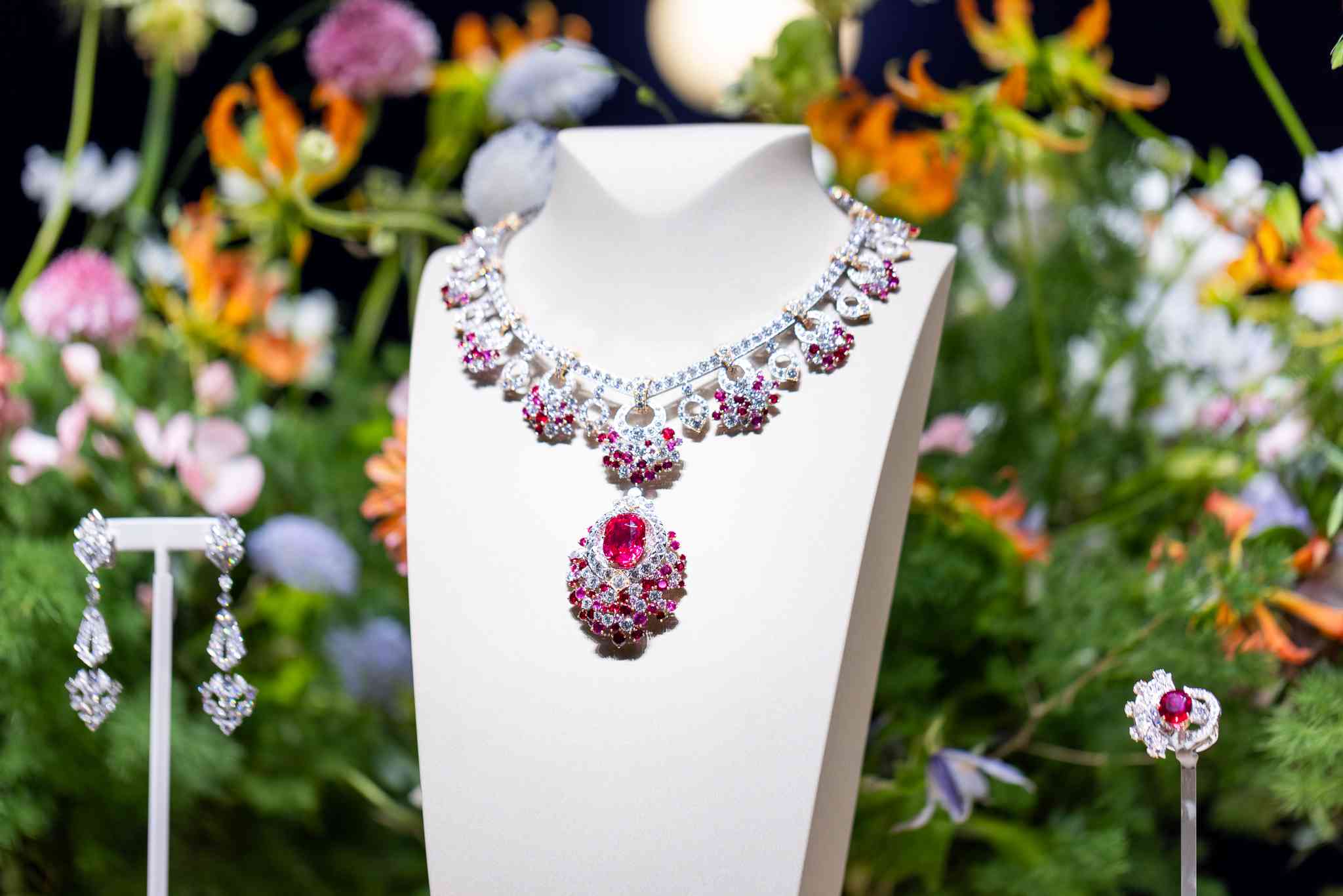 Van Cleef & Arpels珠寶鐘錶展：在花開花落中感受時間，在永恆裡讀懂詩意