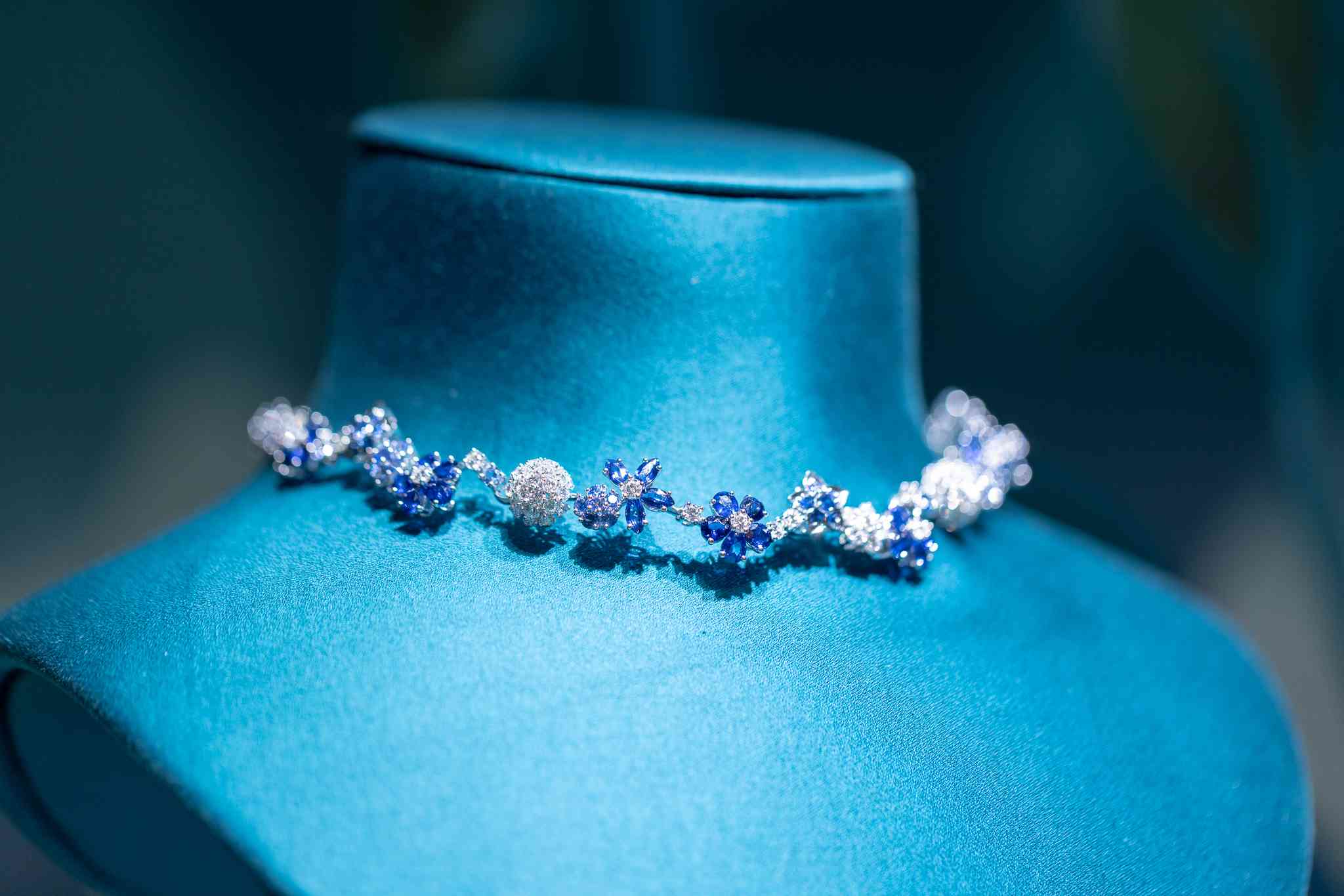 Van Cleef & Arpels珠寶鐘錶展：在花開花落中感受時間，在永恆裡讀懂詩意