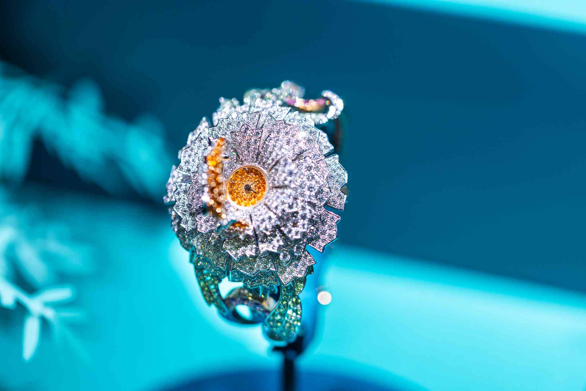 Van Cleef & Arpels珠寶鐘錶展：在花開花落中感受時間，在永恆裡讀懂詩意