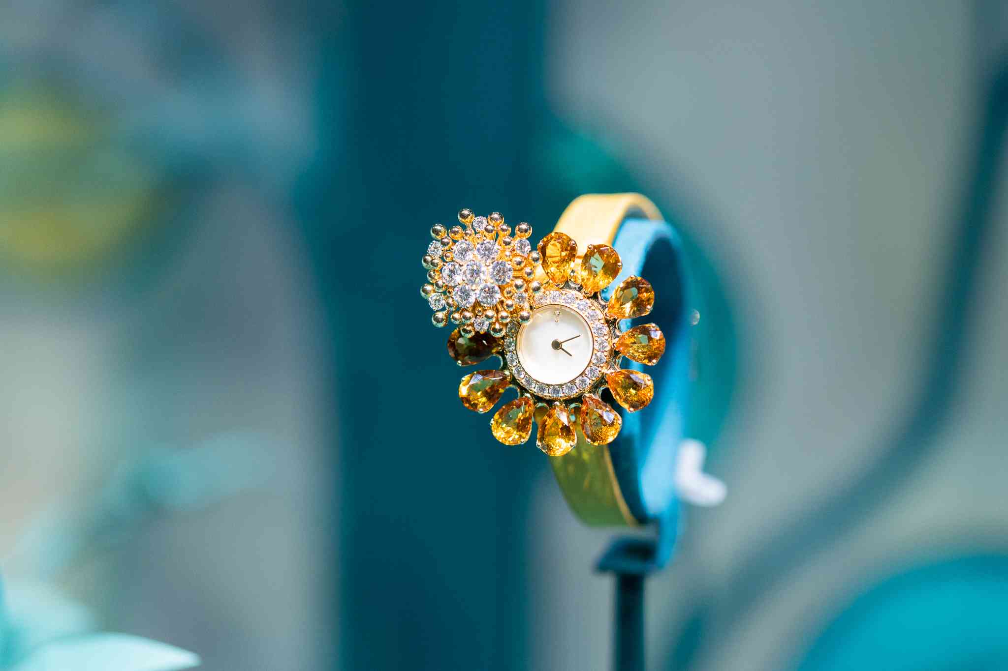 Van Cleef & Arpels珠寶鐘錶展：在花開花落中感受時間，在永恆裡讀懂詩意