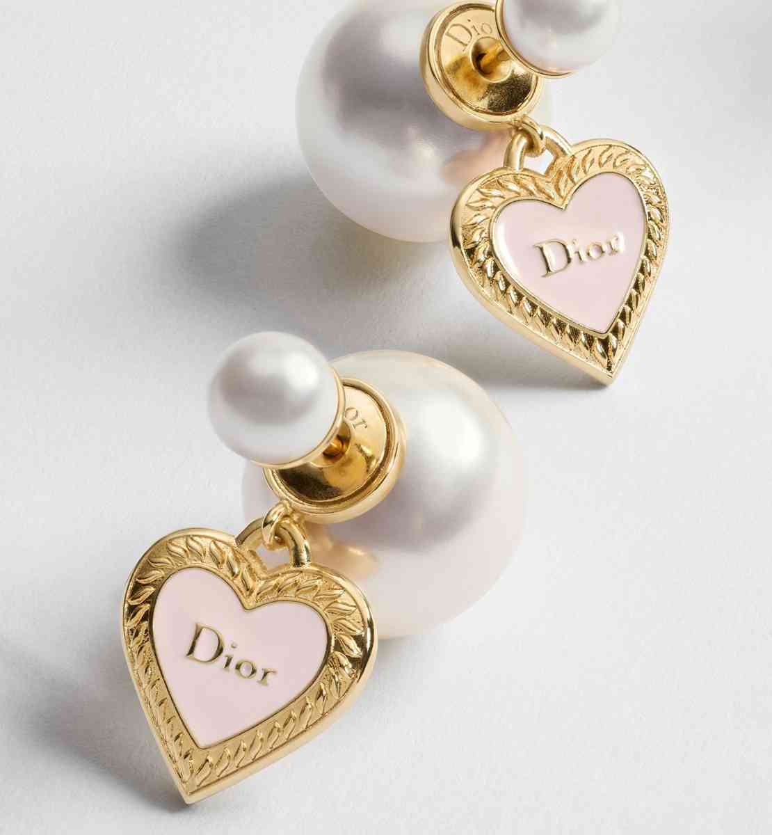 七夕愛心耳環提案:Van Cleef & Arpel Sweet Hearts、Louis Vutton Essential Love 、Dior 七夕Tribales ,耳畔的浪漫告白 七夕愛心耳環提案:Van Cleef & Arpel Sweet Hearts、Louis Vutton Essential Love 、Dior 七夕Tribales ,耳畔的浪漫告白