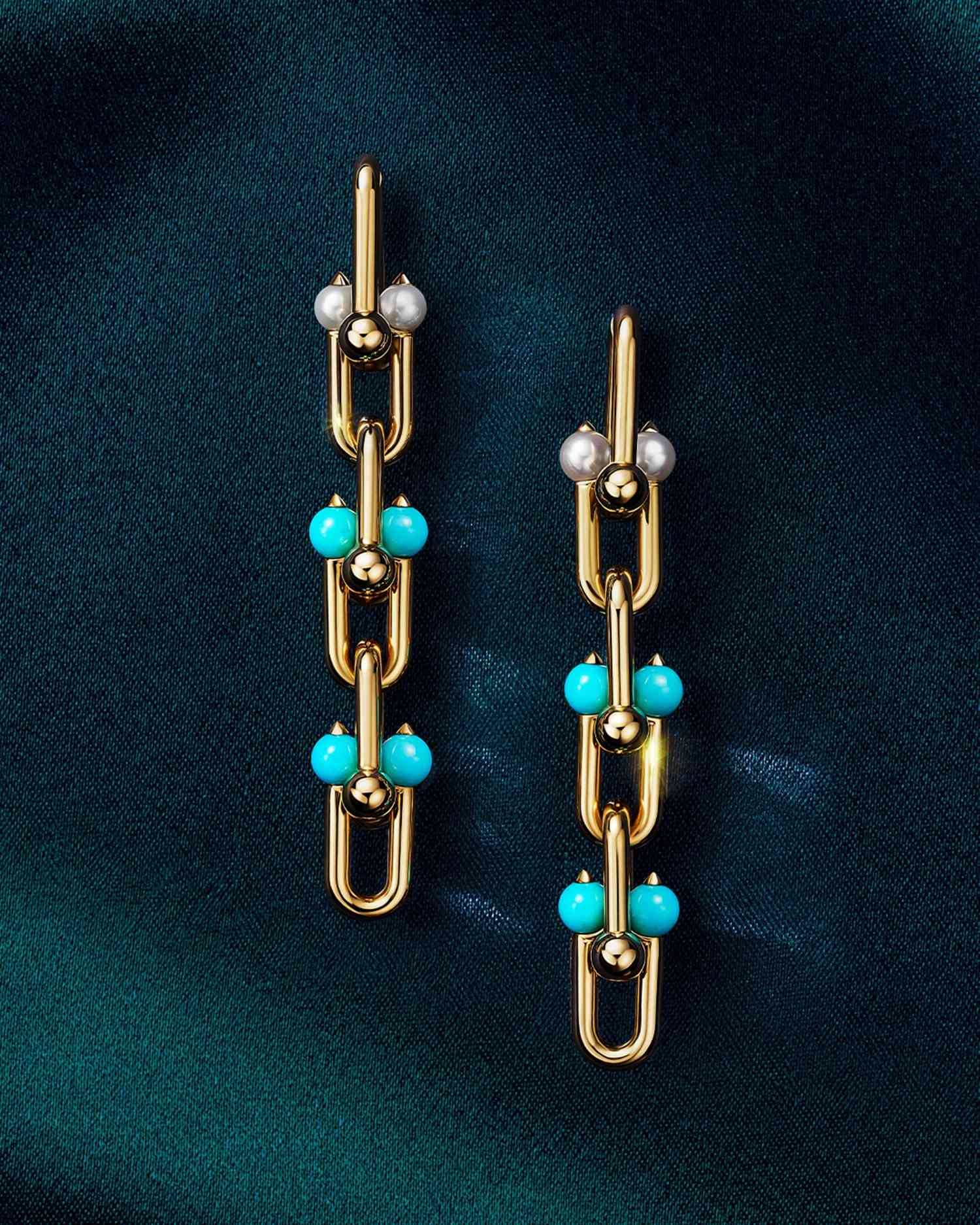 當色彩成為創作語言:Tiffany & Co. 以綠松石與 Akoya 珍珠續寫 Tiffany HardWear 摩登傳奇 當色彩成為創作語言:Tiffany & Co. 以綠松石與 Akoya 珍珠續寫 Tiffany HardWear 摩登傳奇