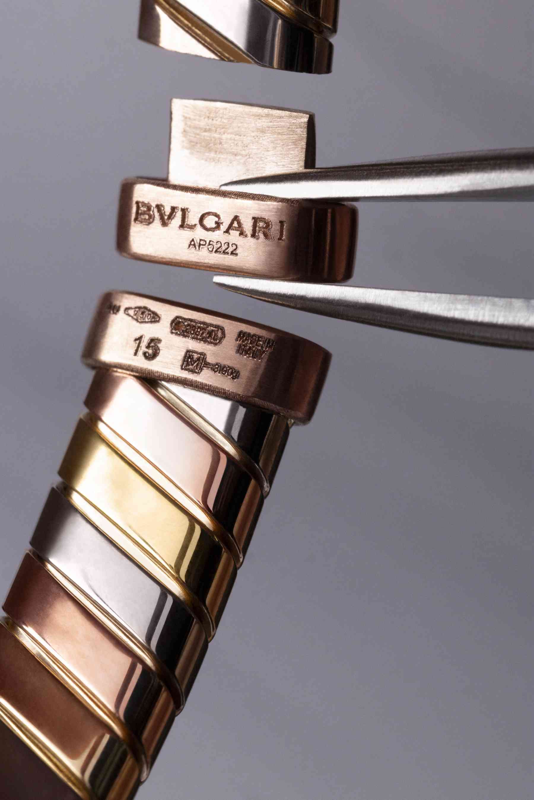 工業靈感的流金線條：BVLGARI Tubogas 推出五款全新創作，以不對稱幾何與三色金交織永恆優雅