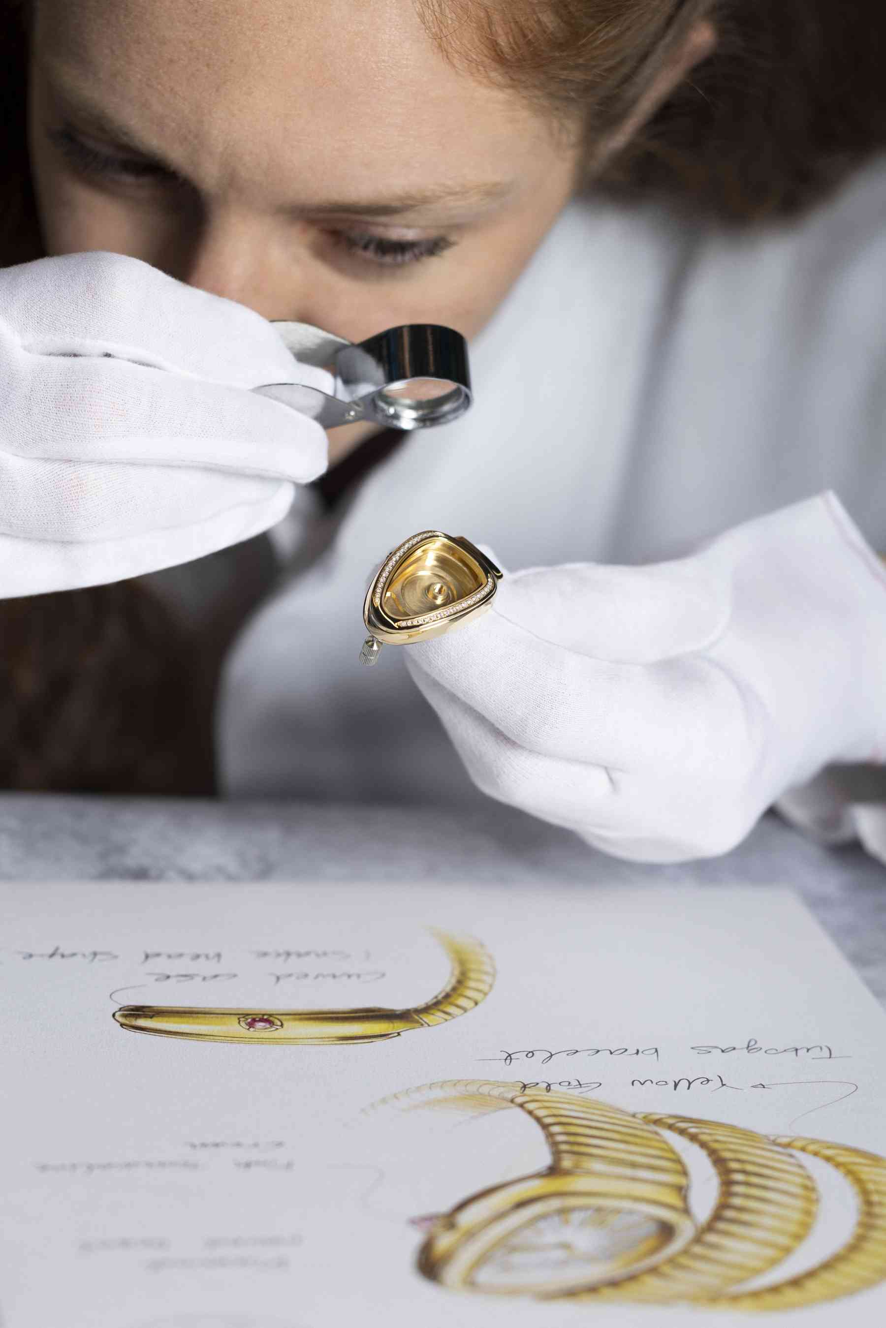 工業靈感的流金線條：BVLGARI Tubogas 推出五款全新創作，以不對稱幾何與三色金交織永恆優雅