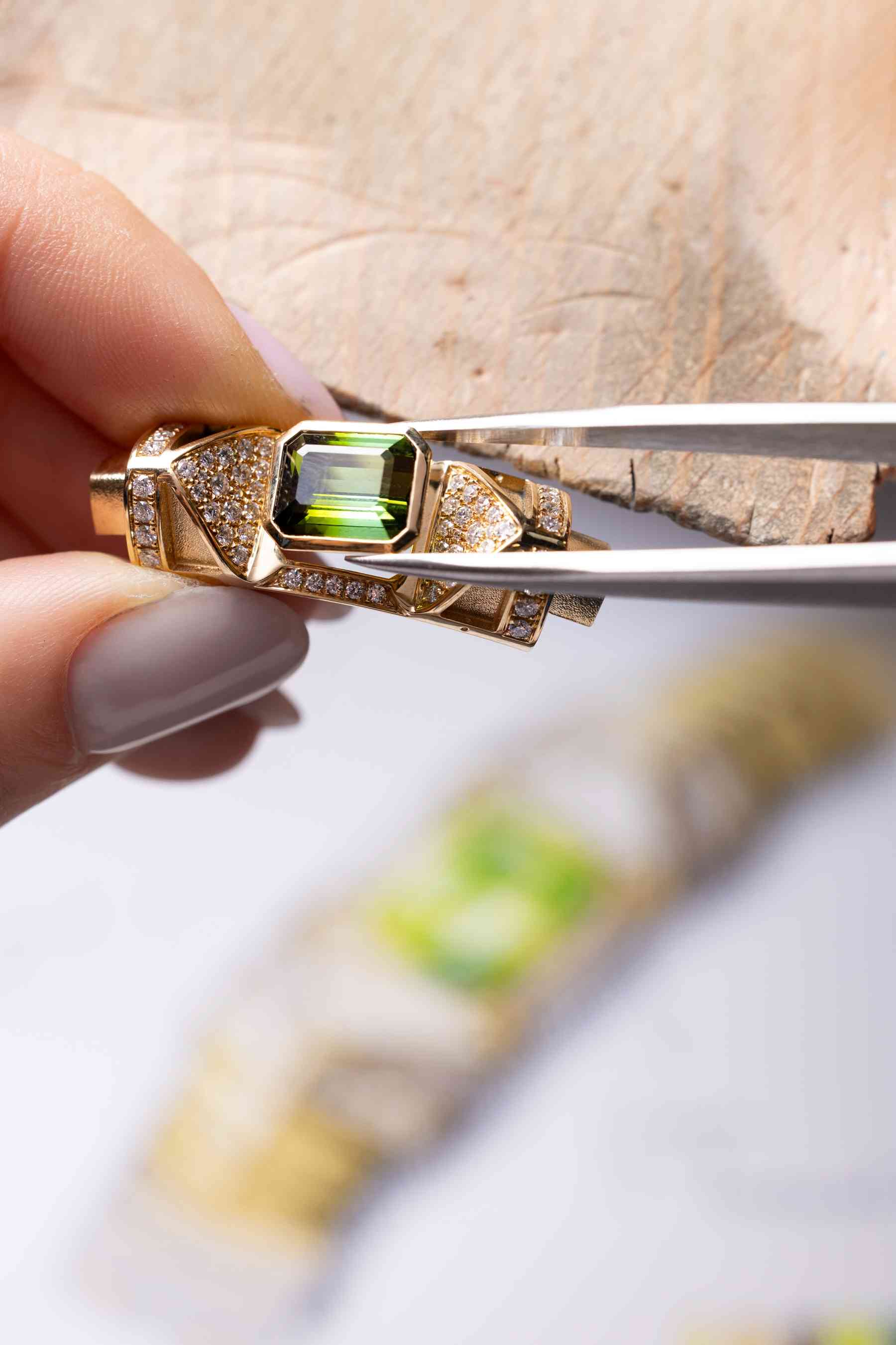 工業靈感的流金線條：BVLGARI Tubogas 推出五款全新創作，以不對稱幾何與三色金交織永恆優雅