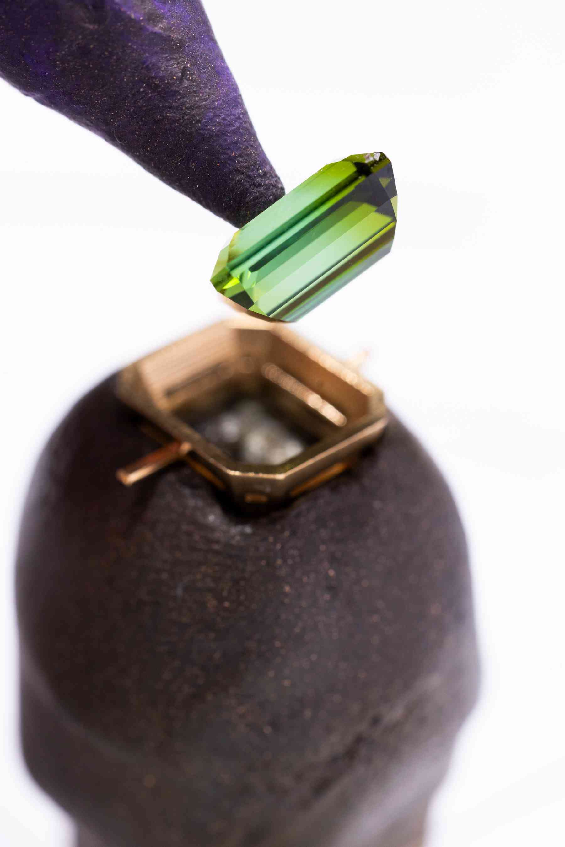 工業靈感的流金線條：BVLGARI Tubogas 推出五款全新創作，以不對稱幾何與三色金交織永恆優雅
