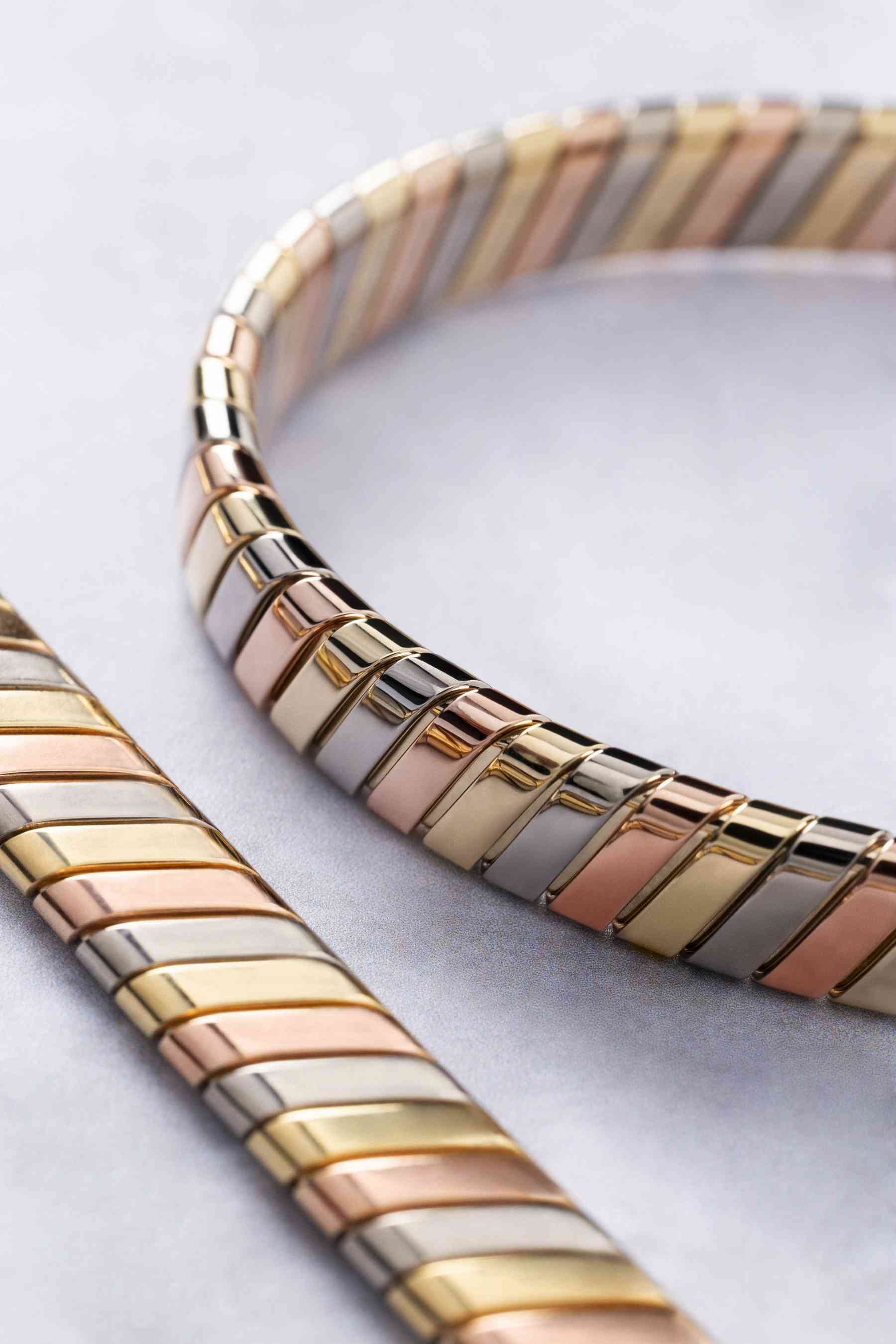 工業靈感的流金線條：BVLGARI Tubogas 推出五款全新創作，以不對稱幾何與三色金交織永恆優雅