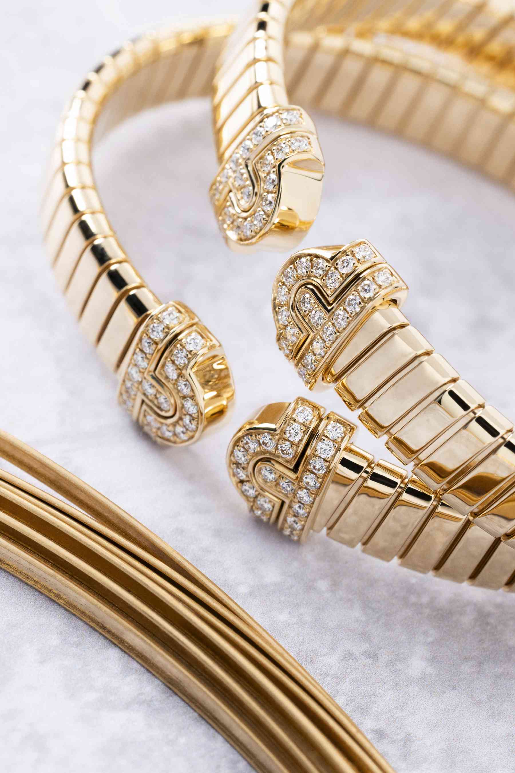 工業靈感的流金線條：BVLGARI Tubogas 推出五款全新創作，以不對稱幾何與三色金交織永恆優雅