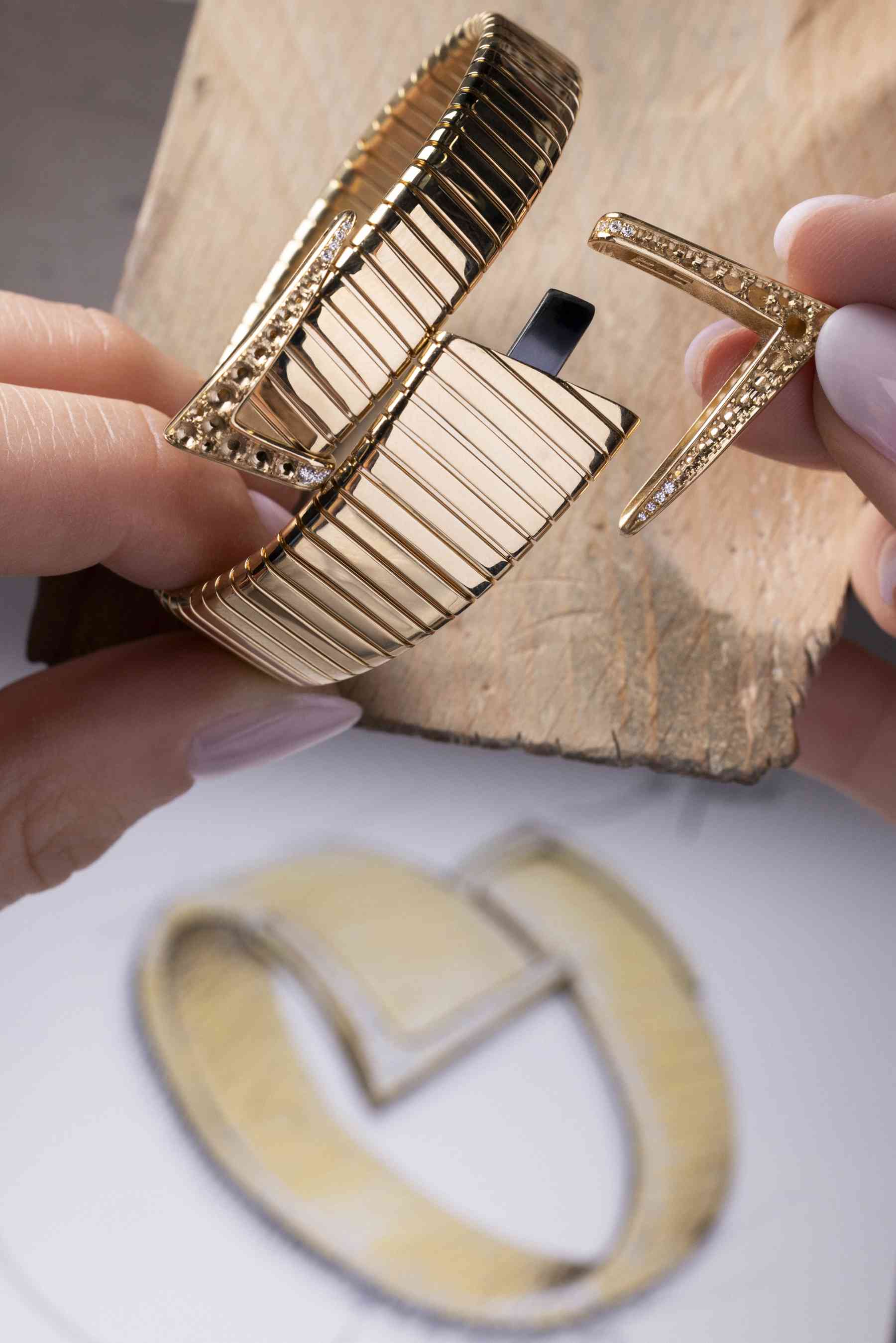 工業靈感的流金線條：BVLGARI Tubogas 推出五款全新創作，以不對稱幾何與三色金交織永恆優雅