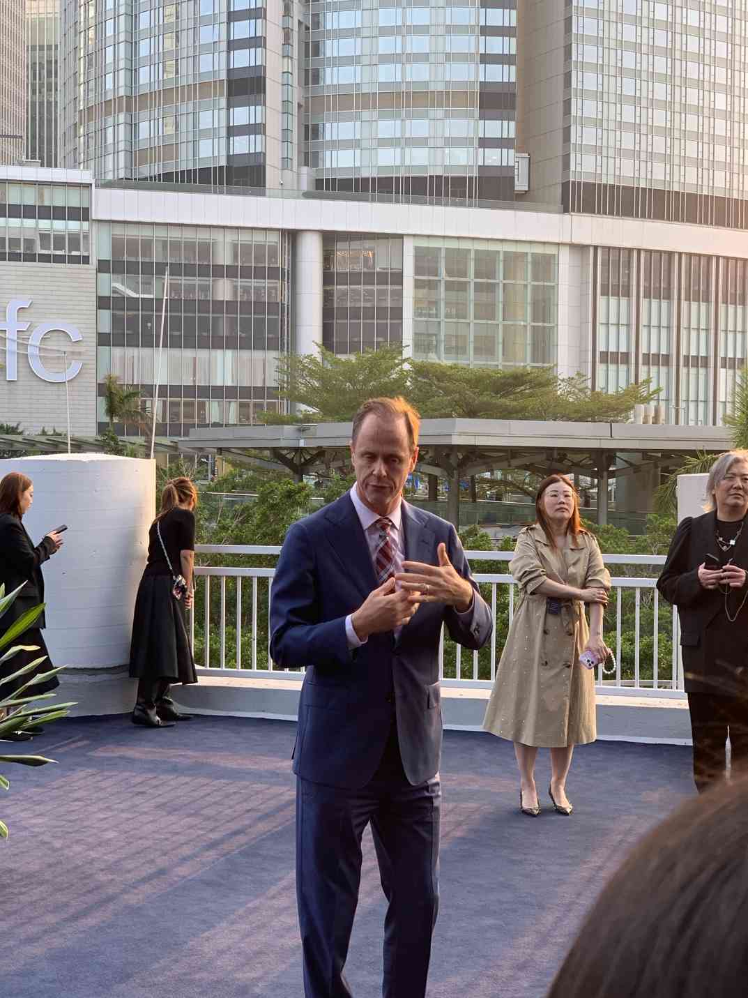 腕錶的時光隧道！走進梵克雅寶「Poetry of Time 」展覽，看戀人橋上的浪漫相遇