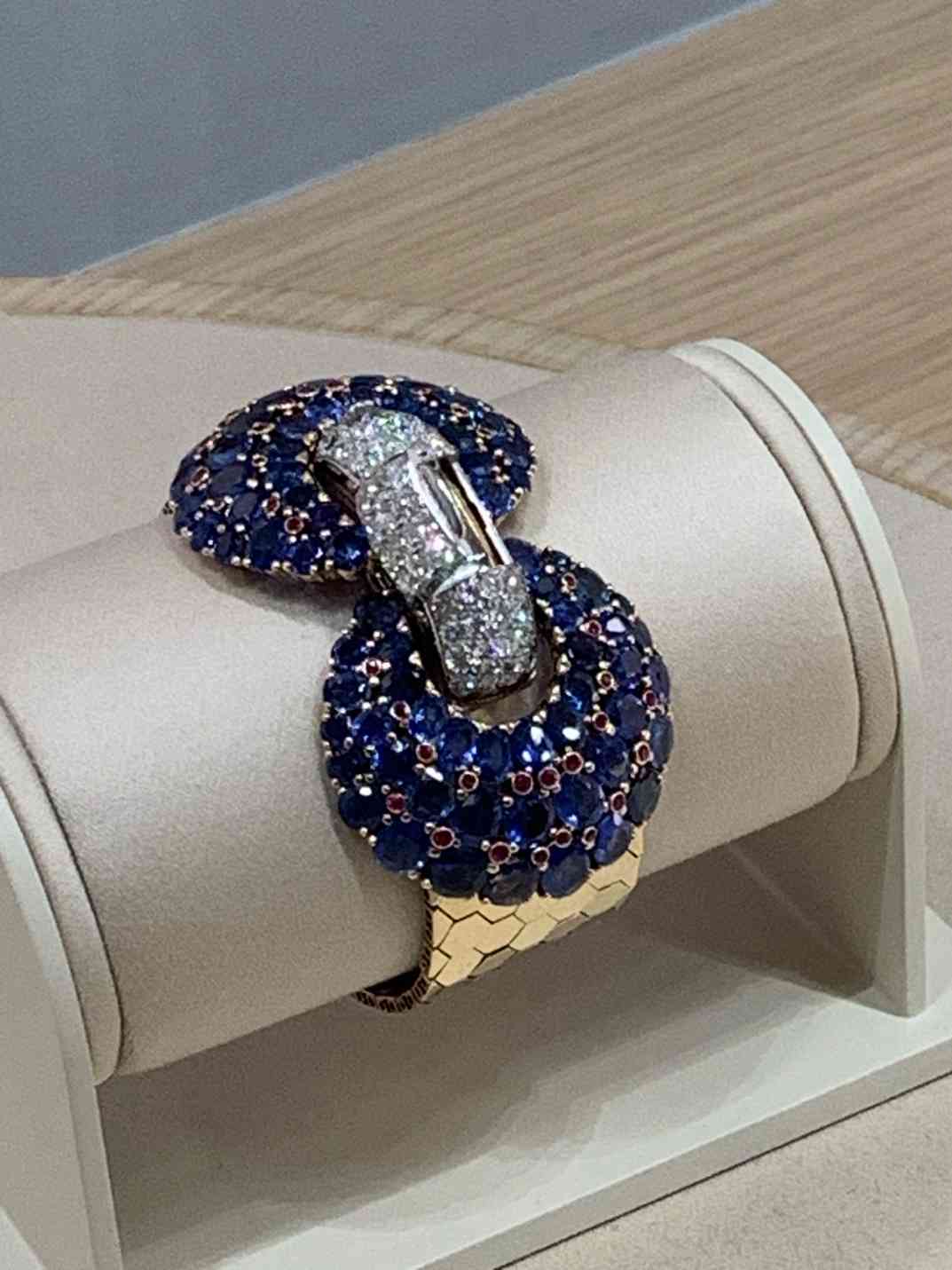 腕錶的時光隧道！走進梵克雅寶「Poetry of Time 」展覽，看戀人橋上的浪漫相遇