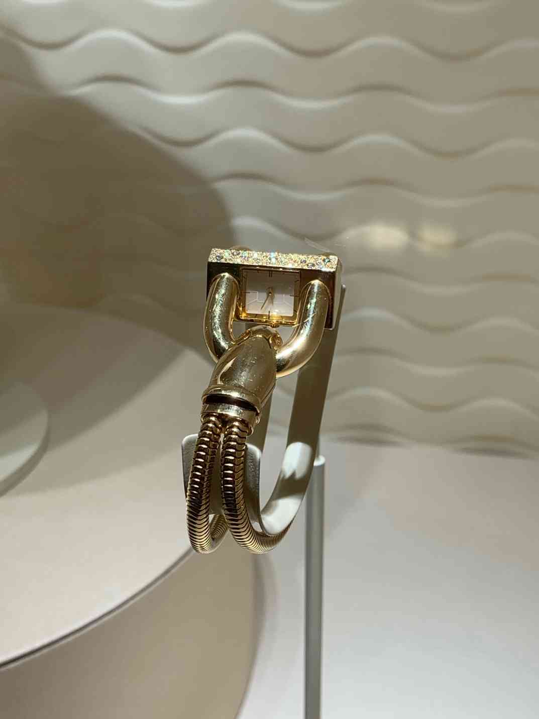 腕錶的時光隧道！走進梵克雅寶「Poetry of Time 」展覽，看戀人橋上的浪漫相遇