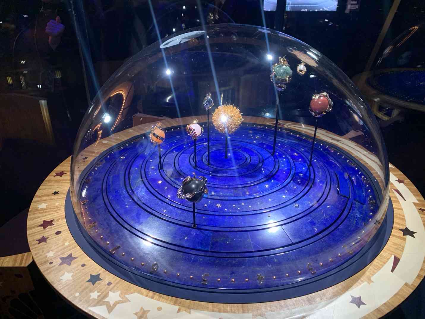 腕錶的時光隧道！走進梵克雅寶「Poetry of Time 」展覽，看戀人橋上的浪漫相遇