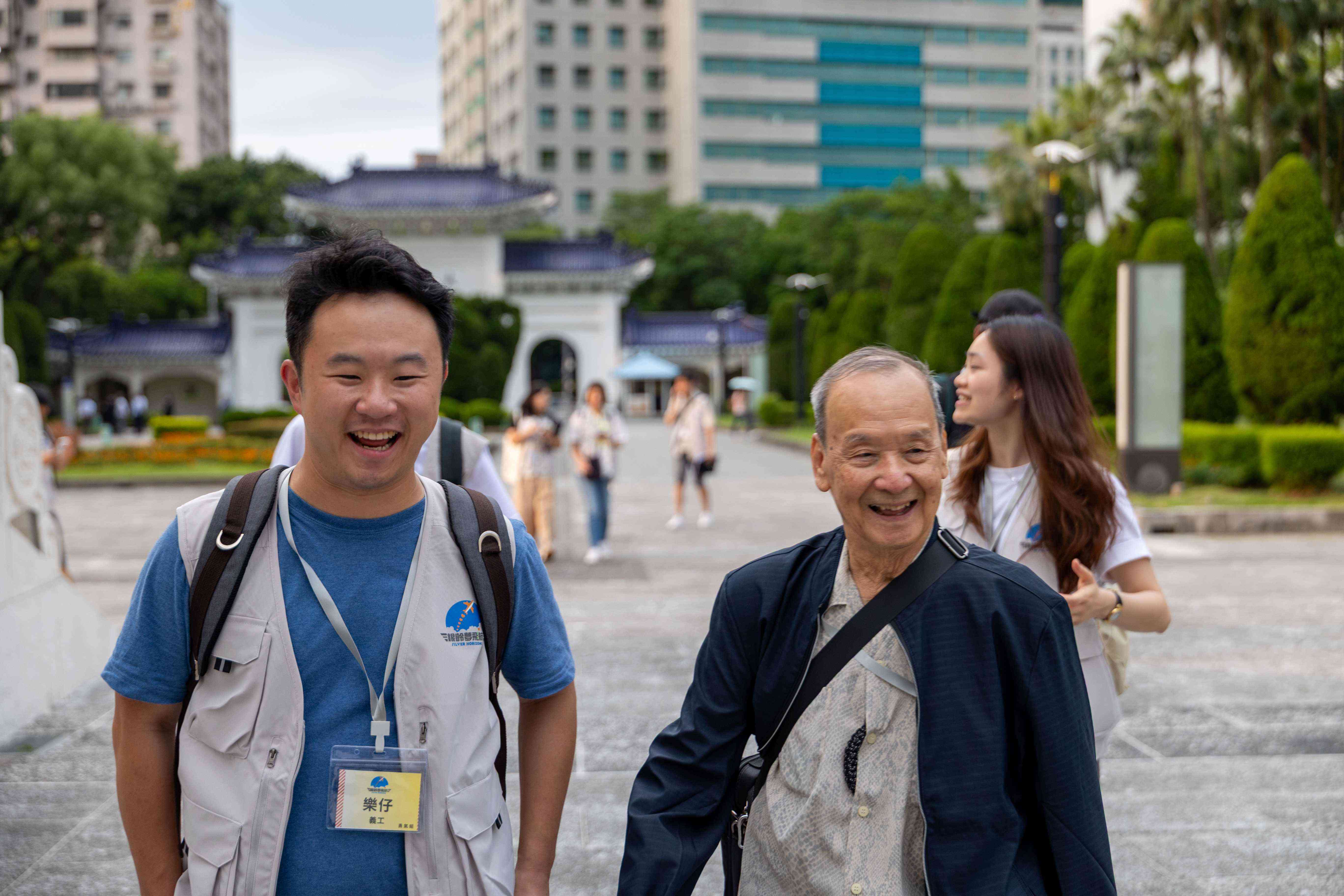 「最老旅行團」衝上雲霄：94歲伯伯與00後義工一圓跨代飛行夢，突破銀髮想像