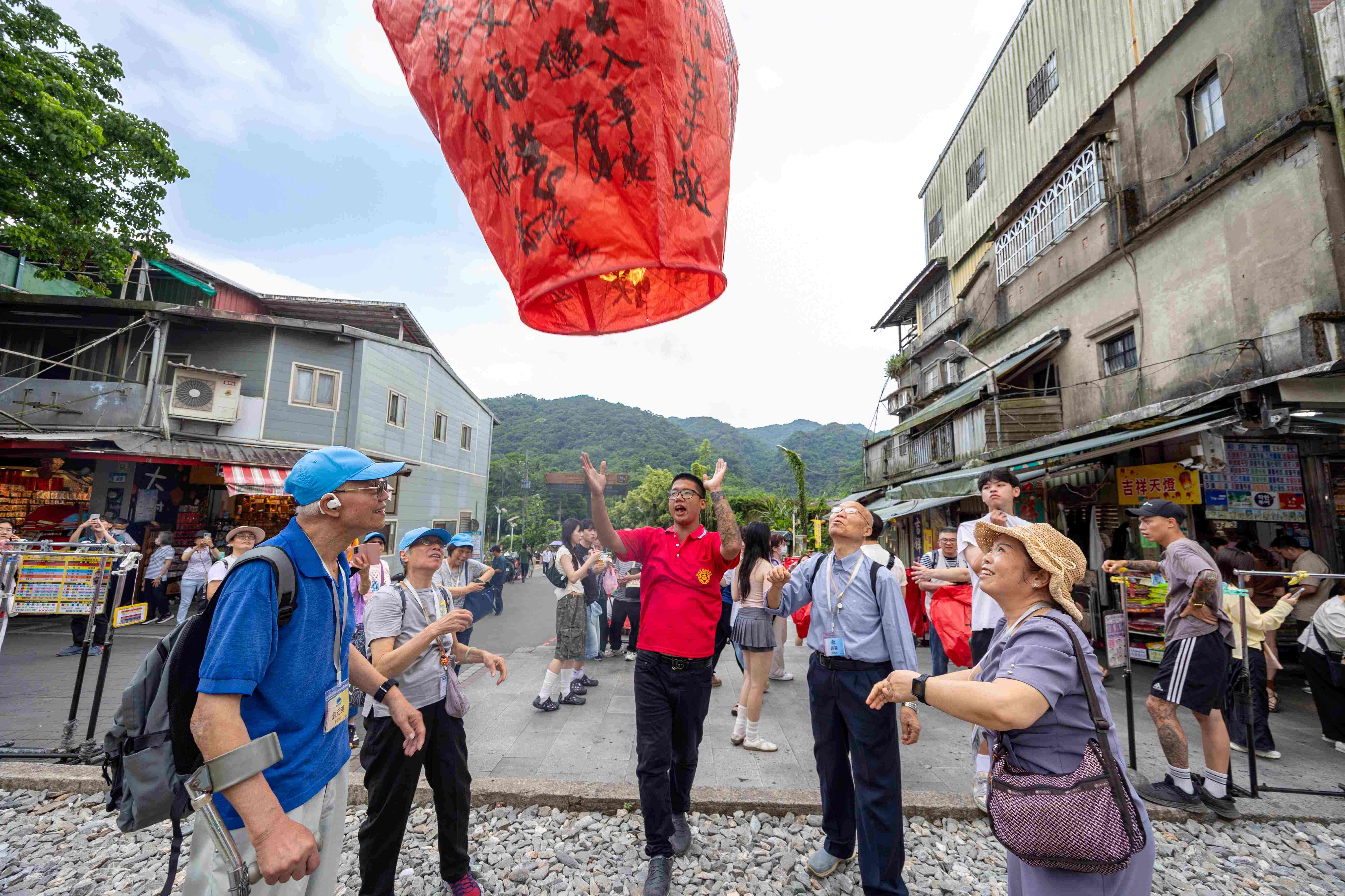 「最老旅行團」衝上雲霄：94歲伯伯與00後義工一圓跨代飛行夢，突破銀髮想像