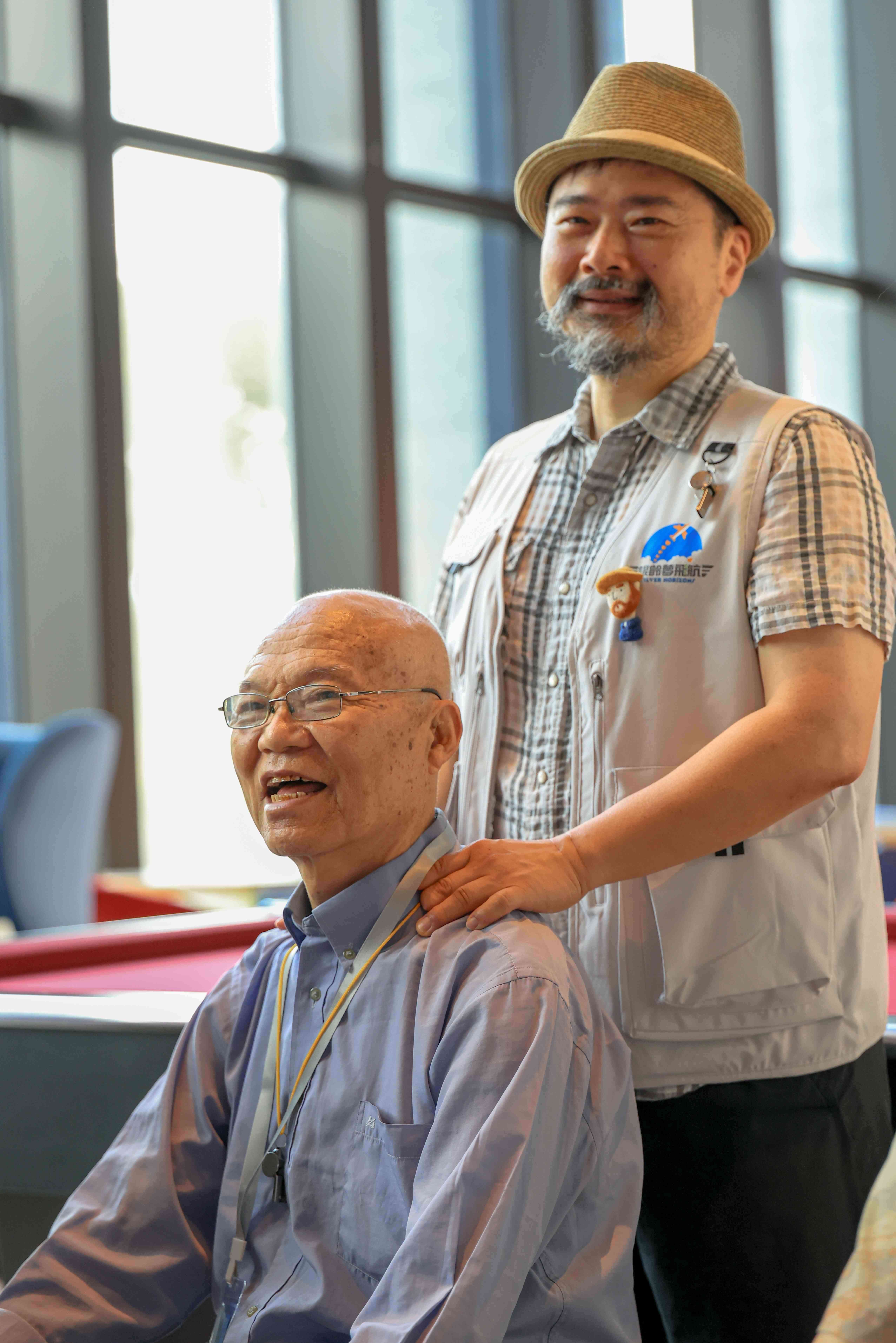 「最老旅行團」衝上雲霄：94歲伯伯與00後義工一圓跨代飛行夢，突破銀髮想像