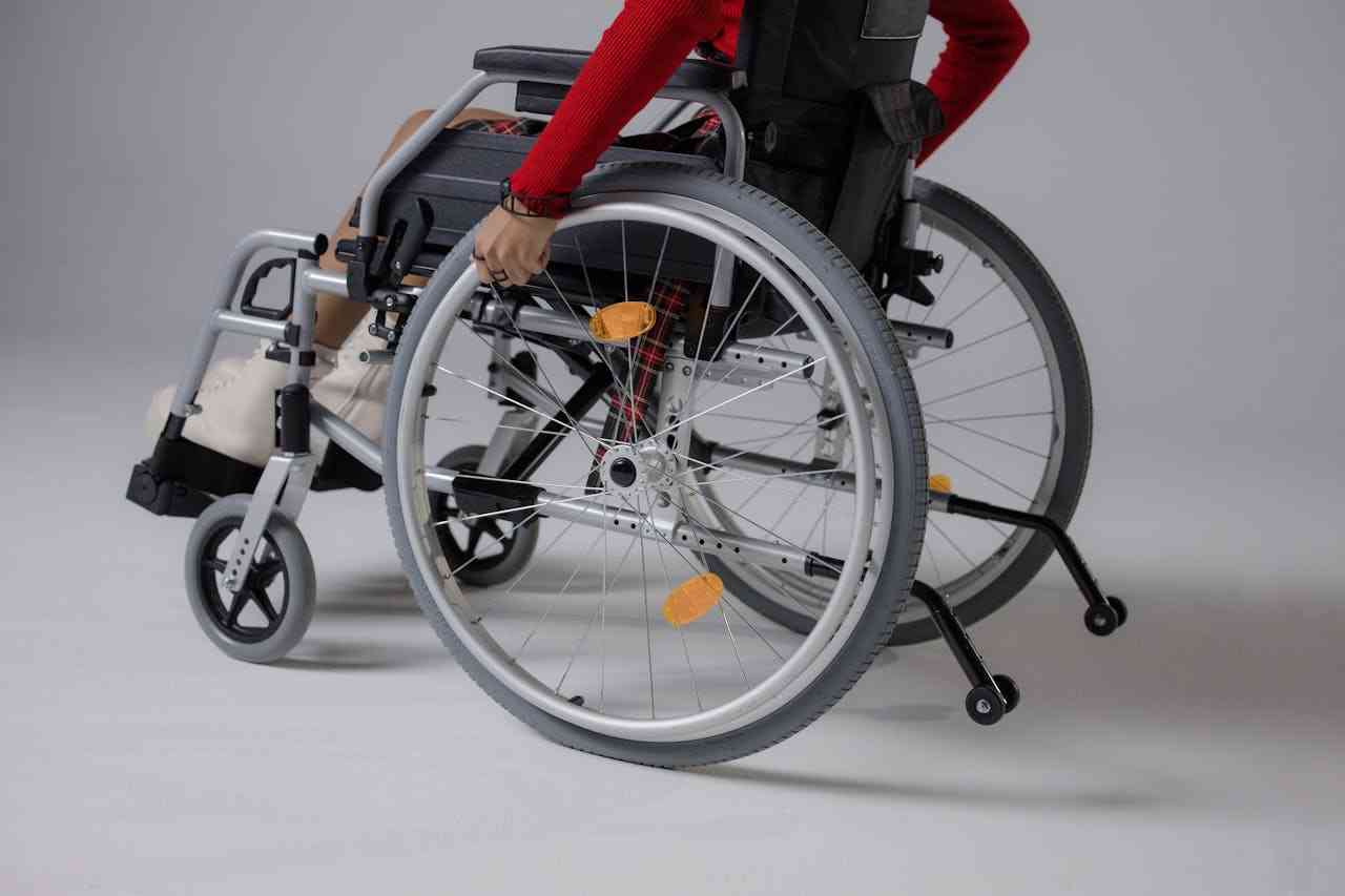 輪椅並非愈輕愈好！長者「揀車」貼士 ＋ 腦退化用家防反車指南