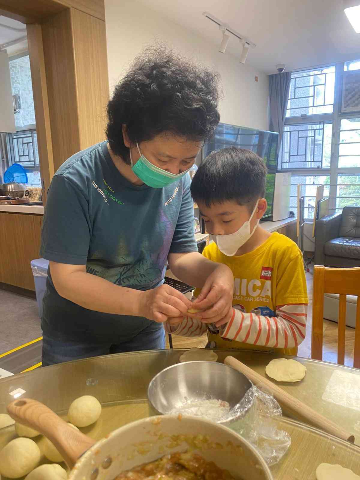 一個媽媽，兩個家：兒童之家中的成長故事