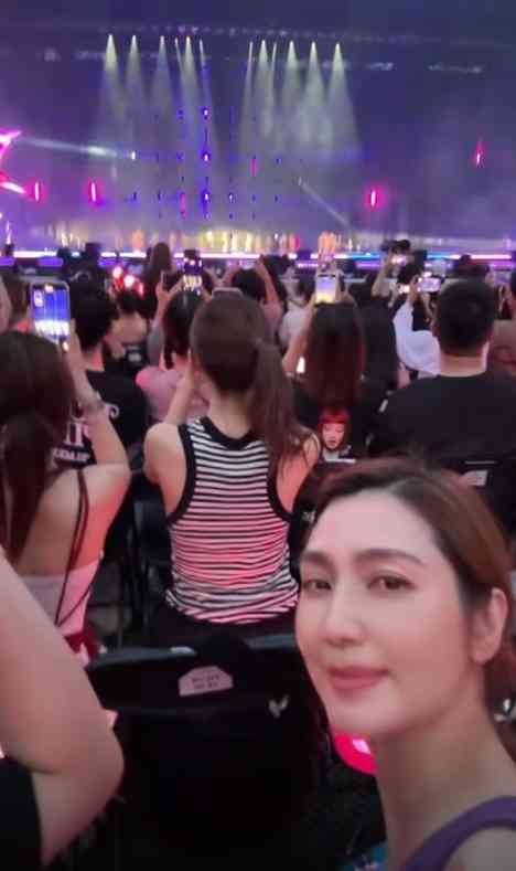 昔日女神丨54歲「李嘉欣死敵」真實身材曝光 網民狠批：胸部嚴重下垂