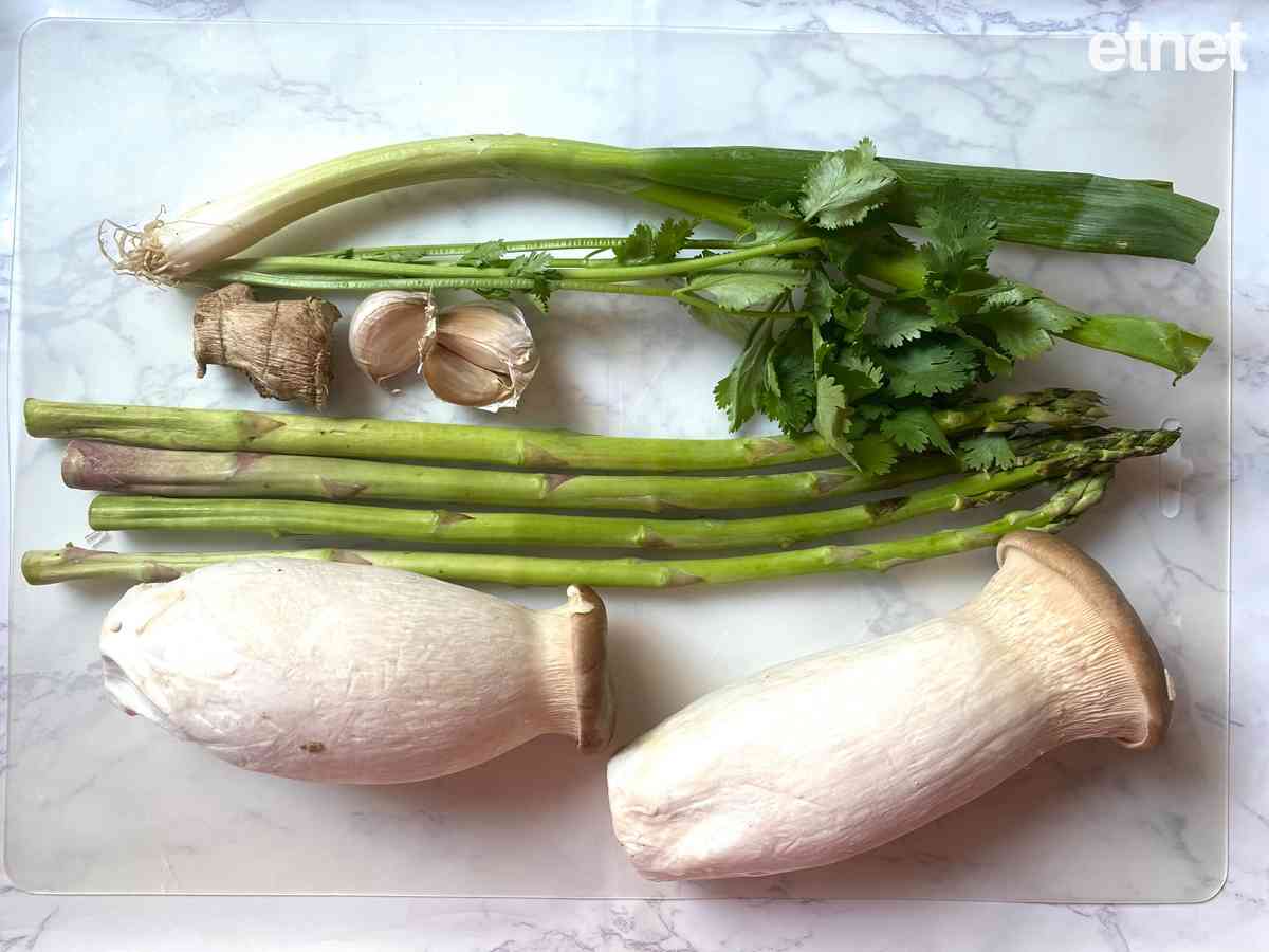 屋企常備食材：杏鮑菇百搭多變化 家常素小炒食譜：蘆筍清炒雞髀菇