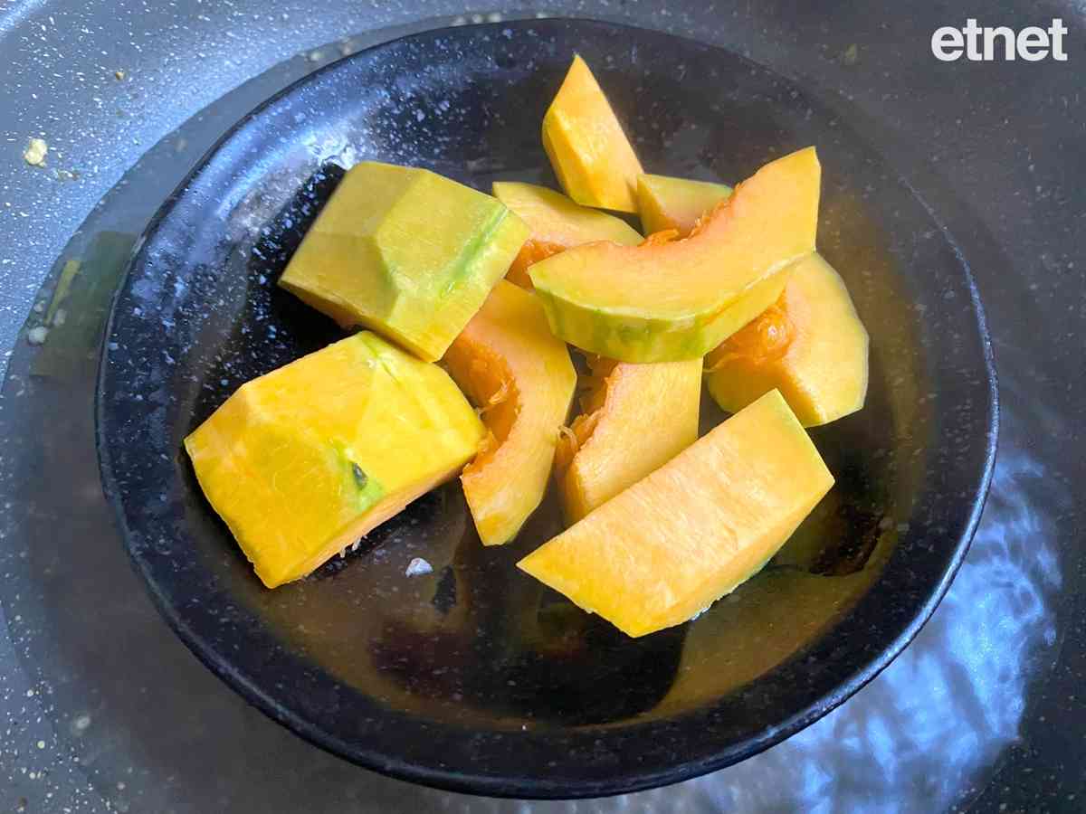 萬聖節，南瓜當紅的季節來了！今期素食譜：南瓜珍珠粟米香炒雞髀菇