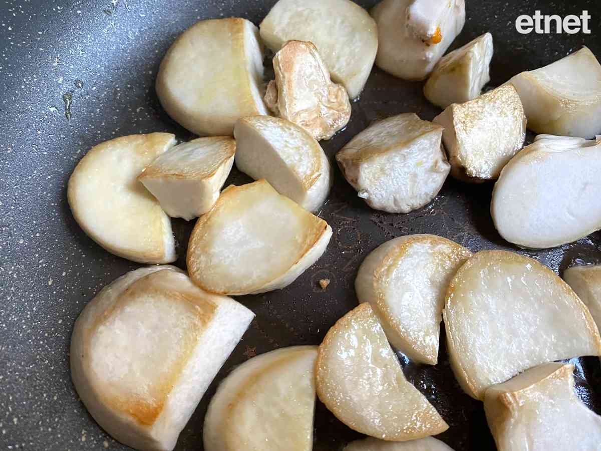 萬聖節，南瓜當紅的季節來了！今期素食譜：南瓜珍珠粟米香炒雞髀菇