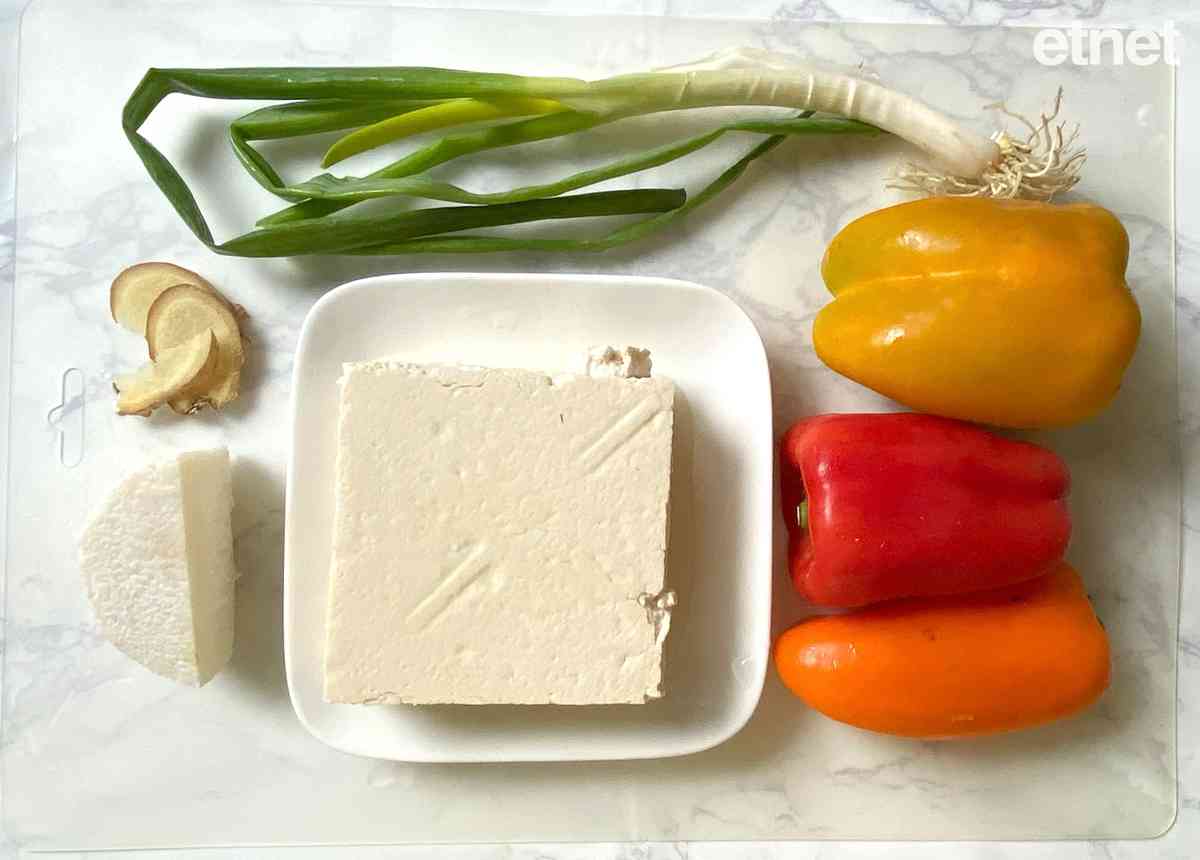 我們不孤單，因為有着彼此，擁抱扶持！今期素食譜：甜酸三色豆腐條