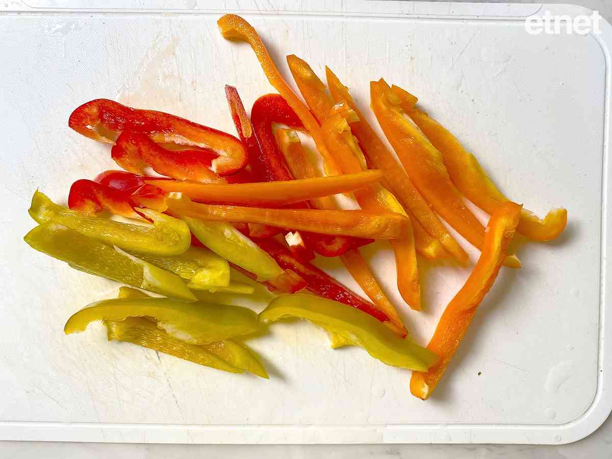 我們不孤單，因為有着彼此，擁抱扶持！今期素食譜：甜酸三色豆腐條