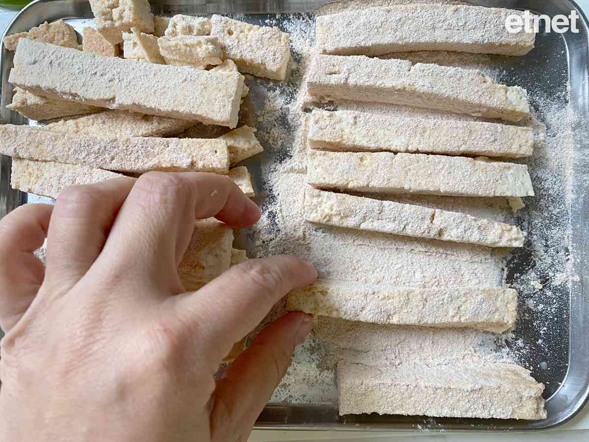 我們不孤單，因為有着彼此，擁抱扶持！今期素食譜：甜酸三色豆腐條