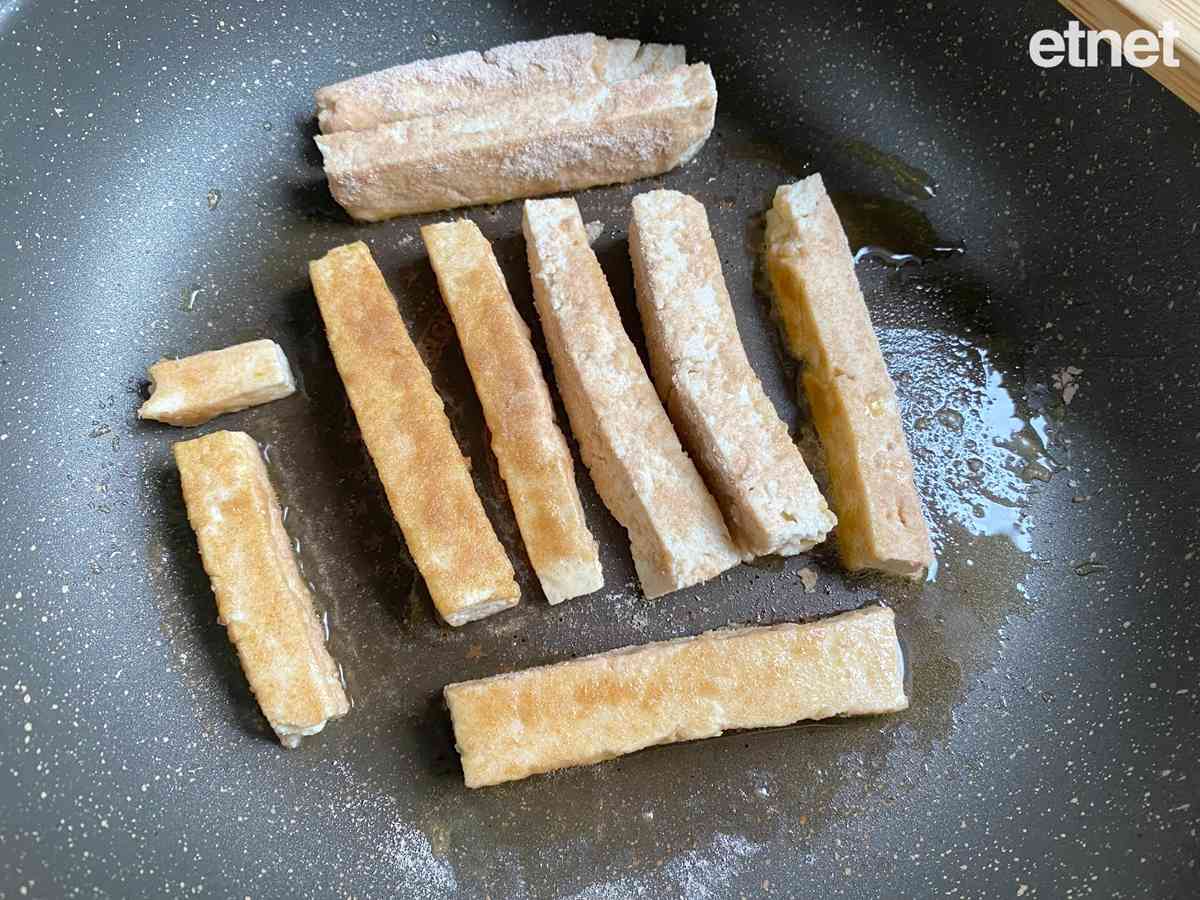 我們不孤單，因為有着彼此，擁抱扶持！今期素食譜：甜酸三色豆腐條