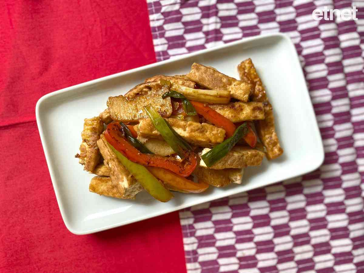 我們不孤單，因為有着彼此，擁抱扶持！今期素食譜：甜酸三色豆腐條