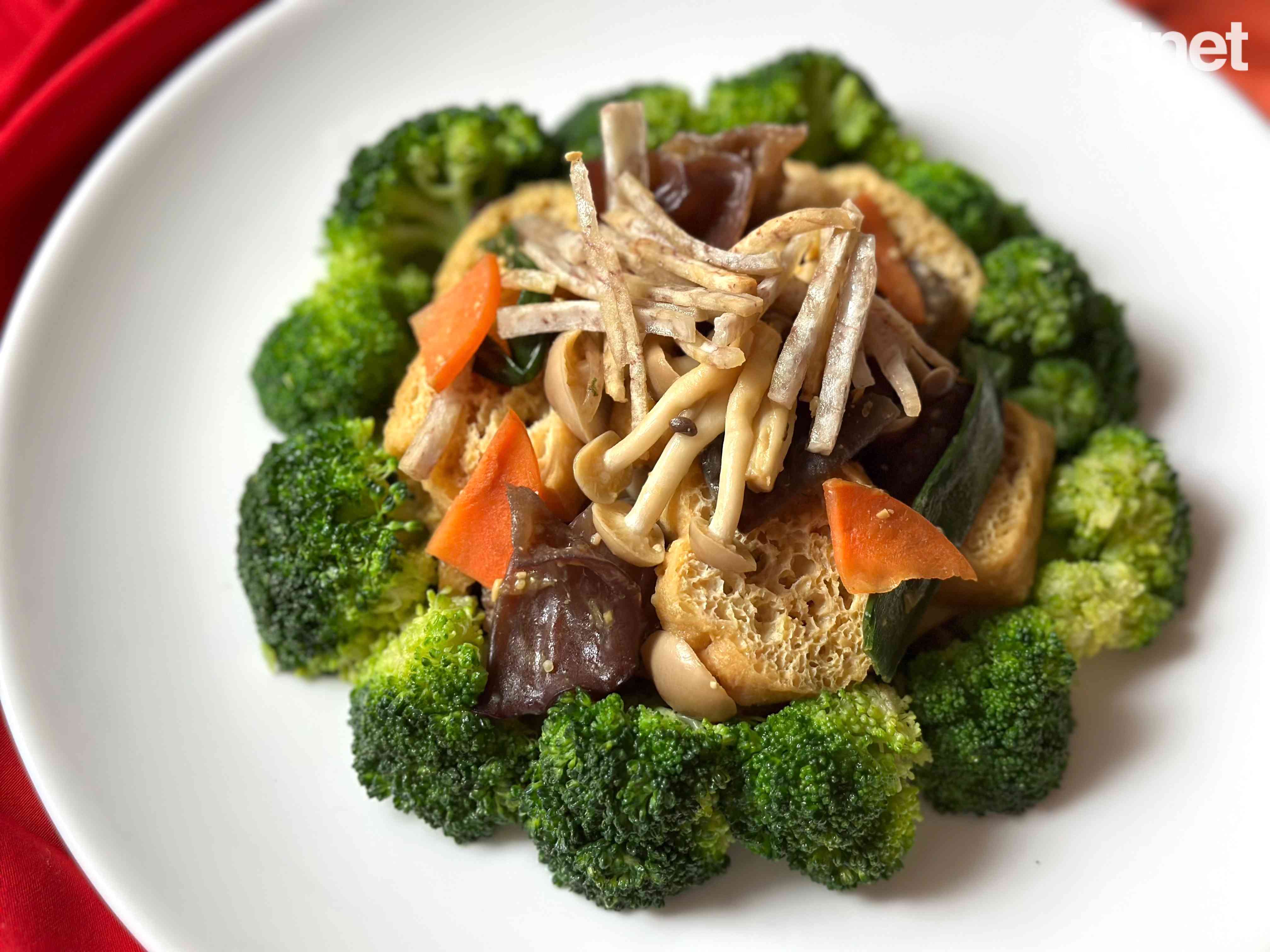 今期節慶素食譜：花開富貴（西蘭花炒木耳本菇芋絲）當團年飯遇上情人節