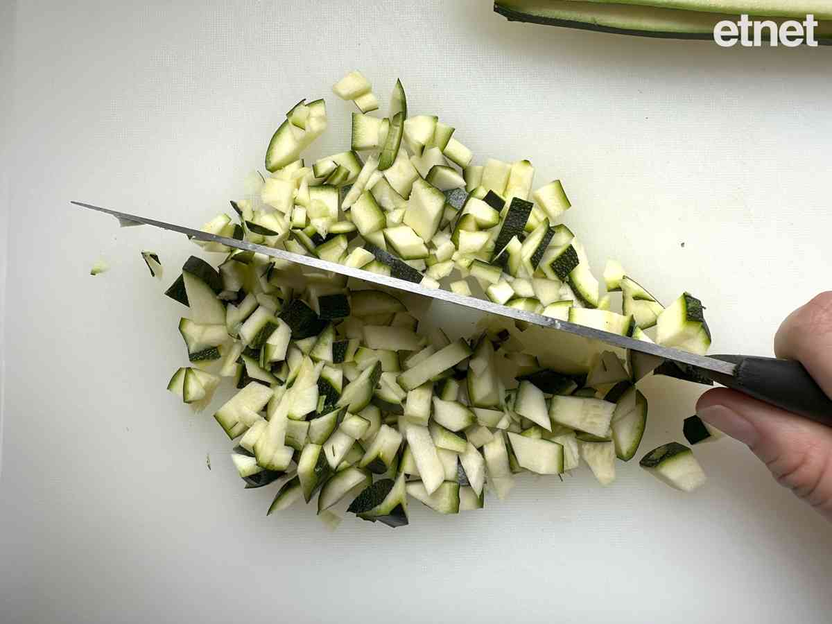 菜式做得精緻一點,可讓腦袋放鬆一下!今期素食譜推介:蘑菇香拌夏南瓜片 菜式做得精緻一點,可讓腦袋放鬆一下!今期素食譜推介:蘑菇香拌夏南瓜片