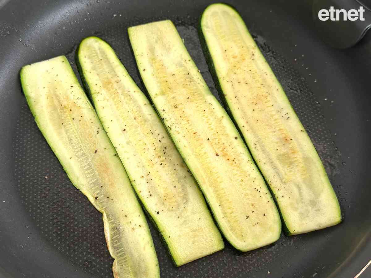 菜式做得精緻一點,可讓腦袋放鬆一下!今期素食譜推介:蘑菇香拌夏南瓜片 菜式做得精緻一點,可讓腦袋放鬆一下!今期素食譜推介:蘑菇香拌夏南瓜片