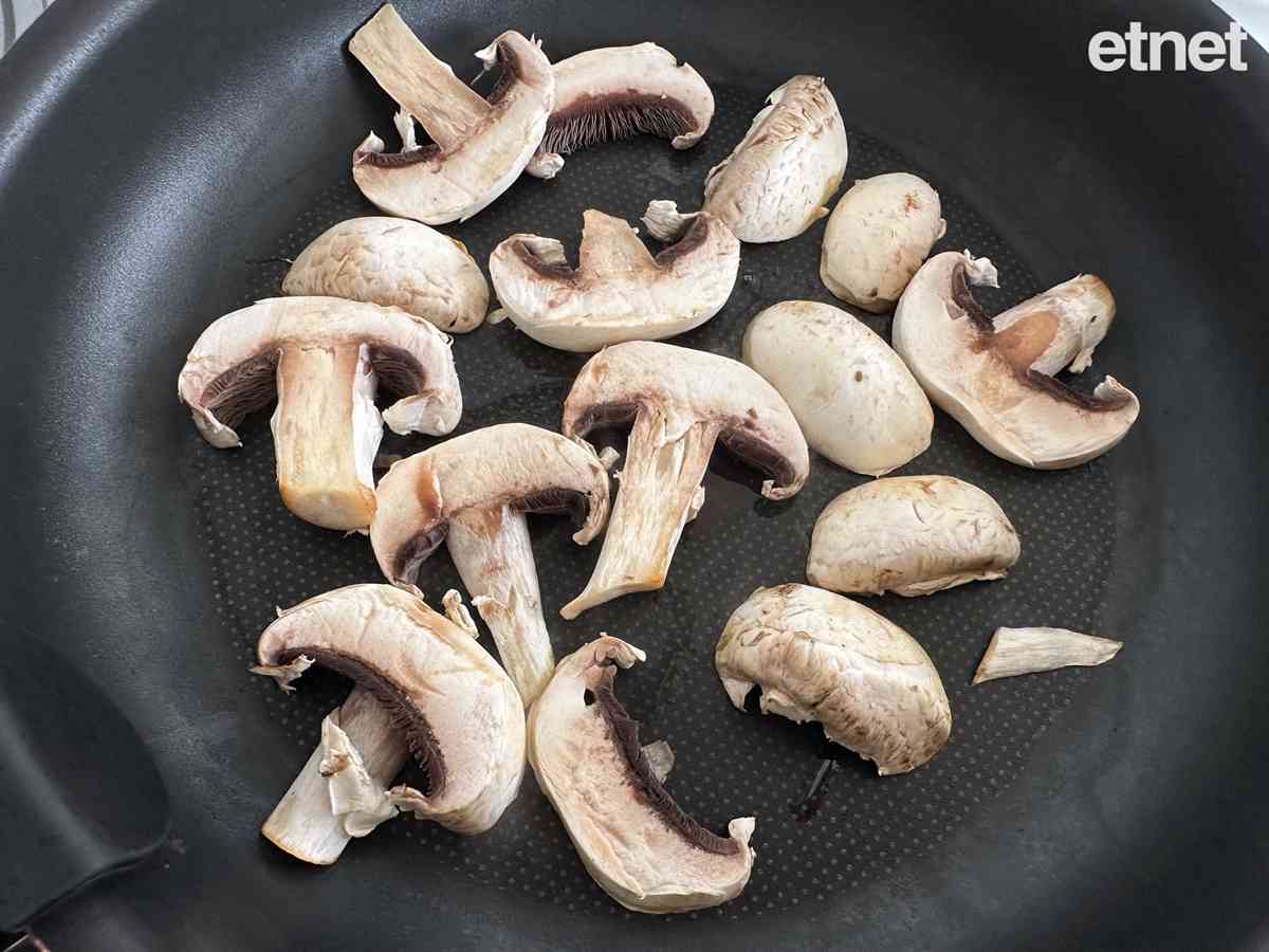 菜式做得精緻一點,可讓腦袋放鬆一下!今期素食譜推介:蘑菇香拌夏南瓜片 菜式做得精緻一點,可讓腦袋放鬆一下!今期素食譜推介:蘑菇香拌夏南瓜片
