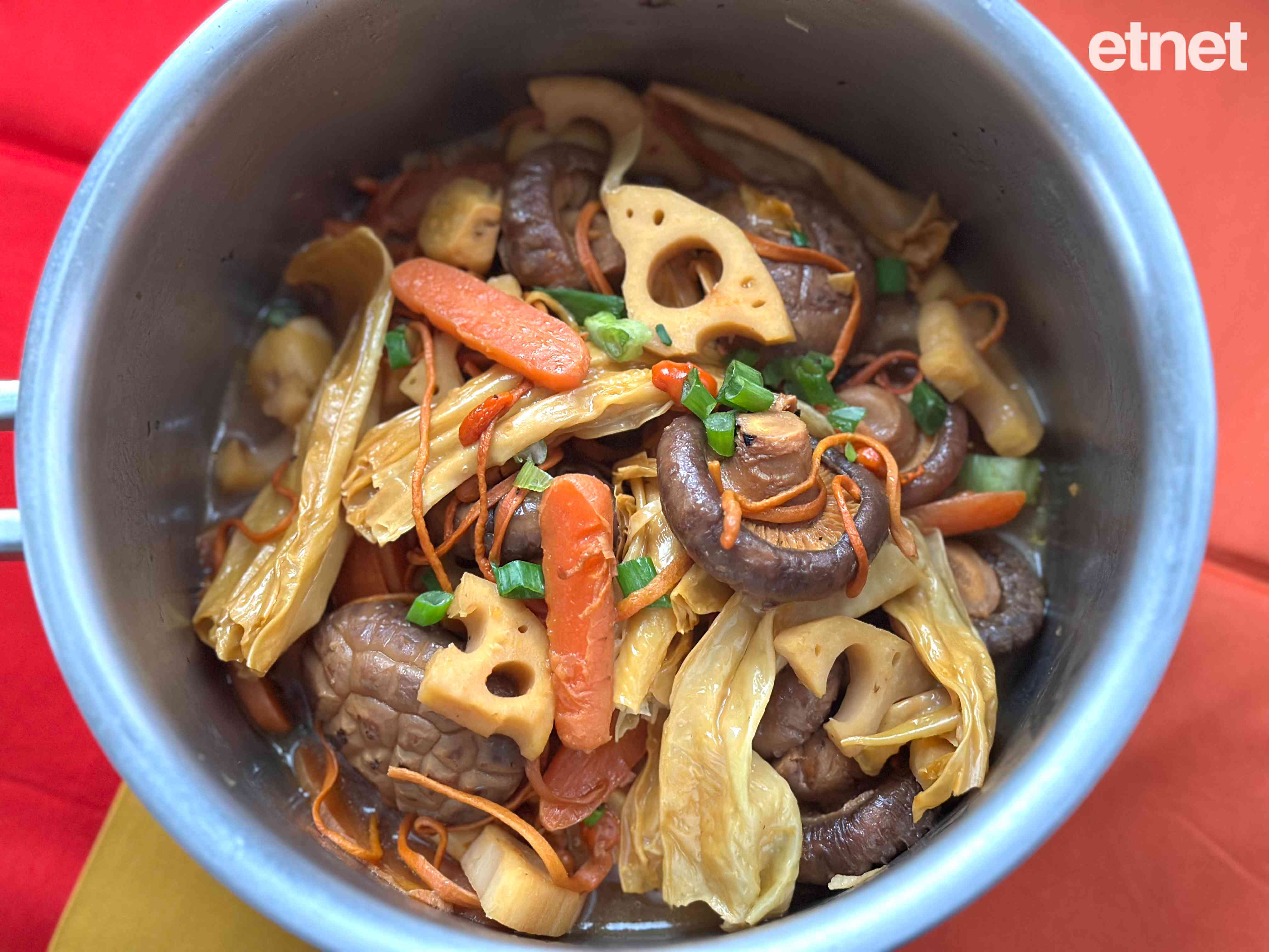 節慶素食譜:年年知足豐盛 蓮藕炆枝竹冬菇煲,祝大家馬到功成 節慶素食譜:年年知足豐盛 蓮藕炆枝竹冬菇煲,祝大家馬到功成