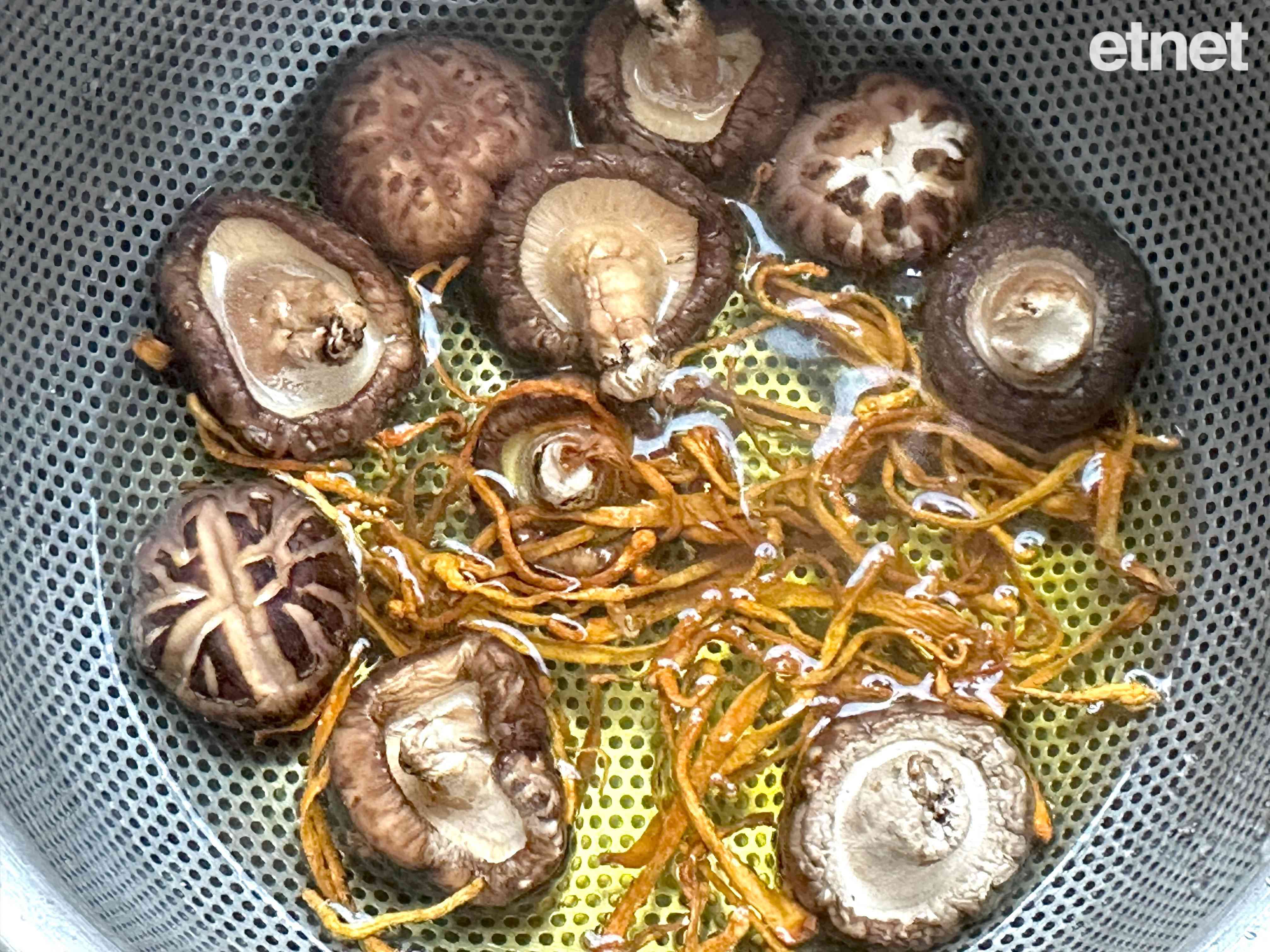 節慶素食譜:年年知足豐盛 蓮藕炆枝竹冬菇煲,祝大家馬到功成 節慶素食譜:年年知足豐盛 蓮藕炆枝竹冬菇煲,祝大家馬到功成