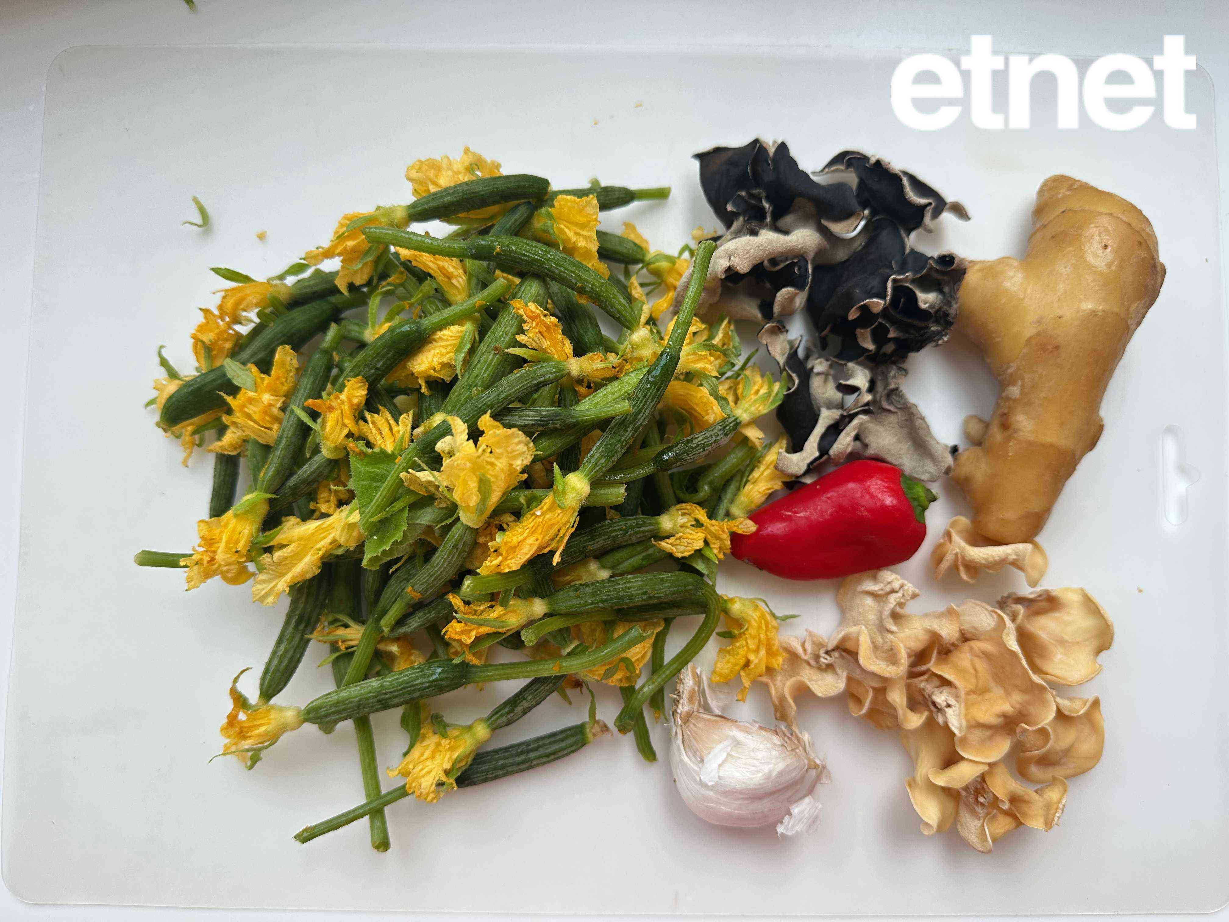 素食譜推薦：甜酸涼拌黃花小青瓜 &nbsp;由嗅覺牽動味覺以花入饌