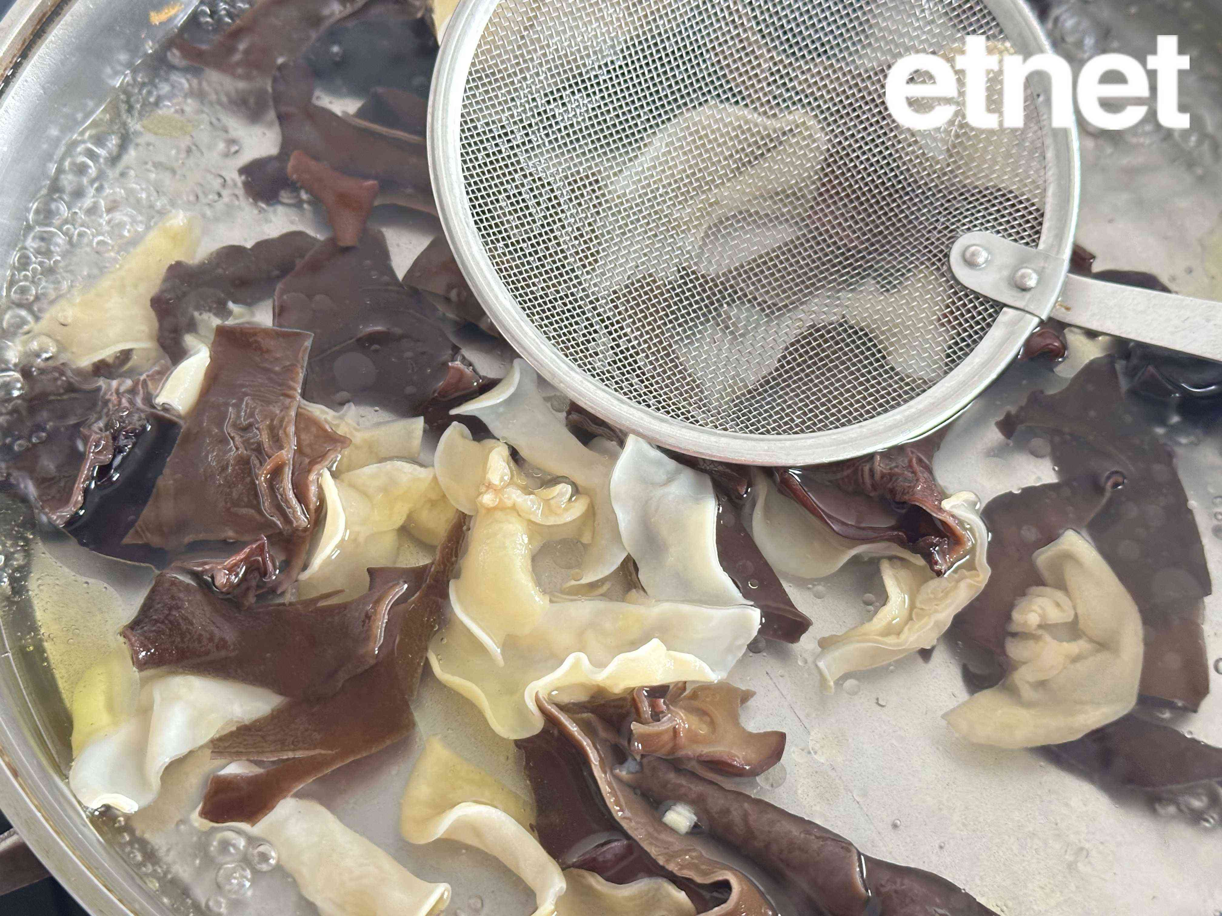 素食譜推薦：甜酸涼拌黃花小青瓜 &nbsp;由嗅覺牽動味覺以花入饌