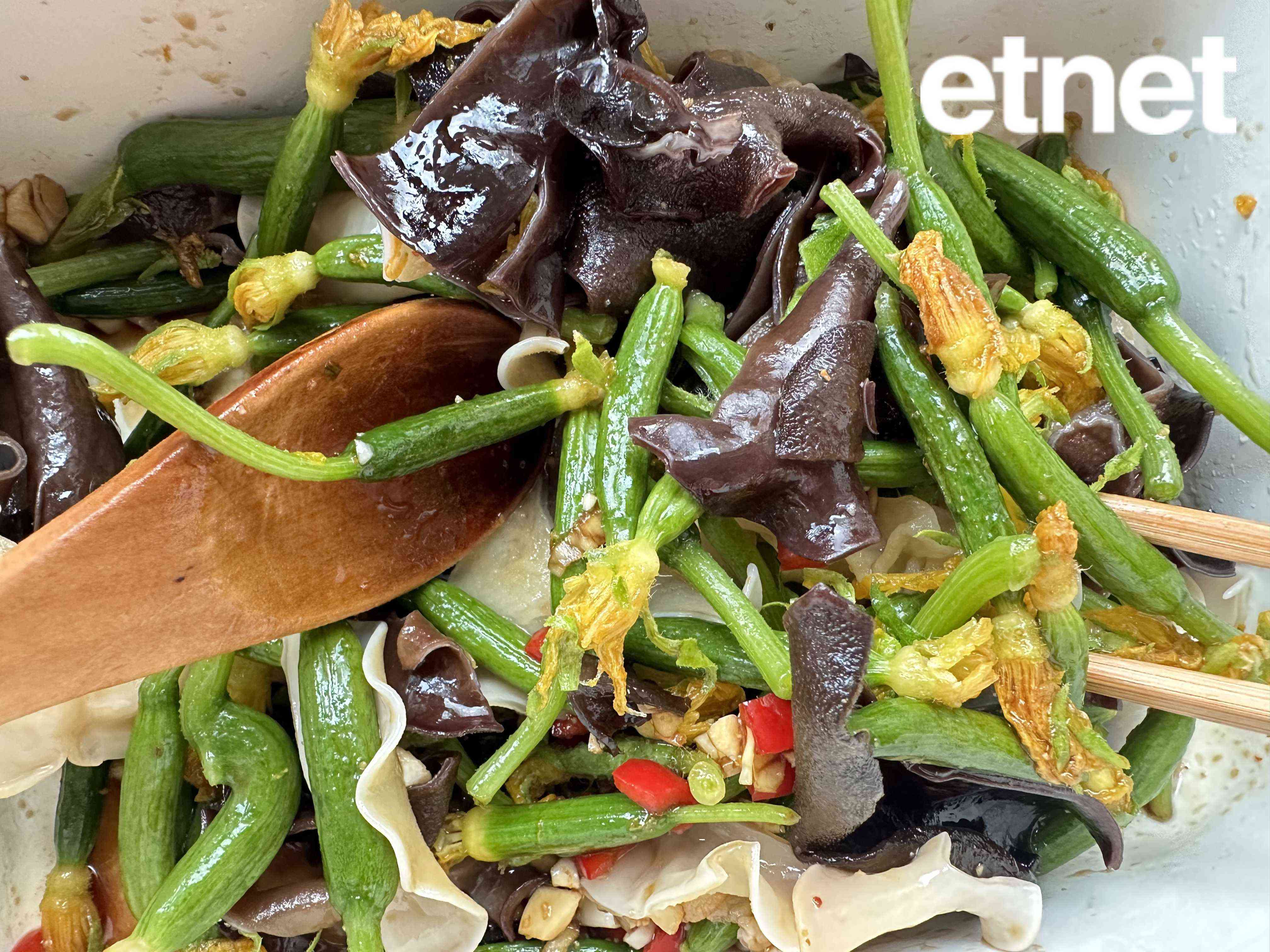 素食譜推薦：甜酸涼拌黃花小青瓜 &nbsp;由嗅覺牽動味覺以花入饌