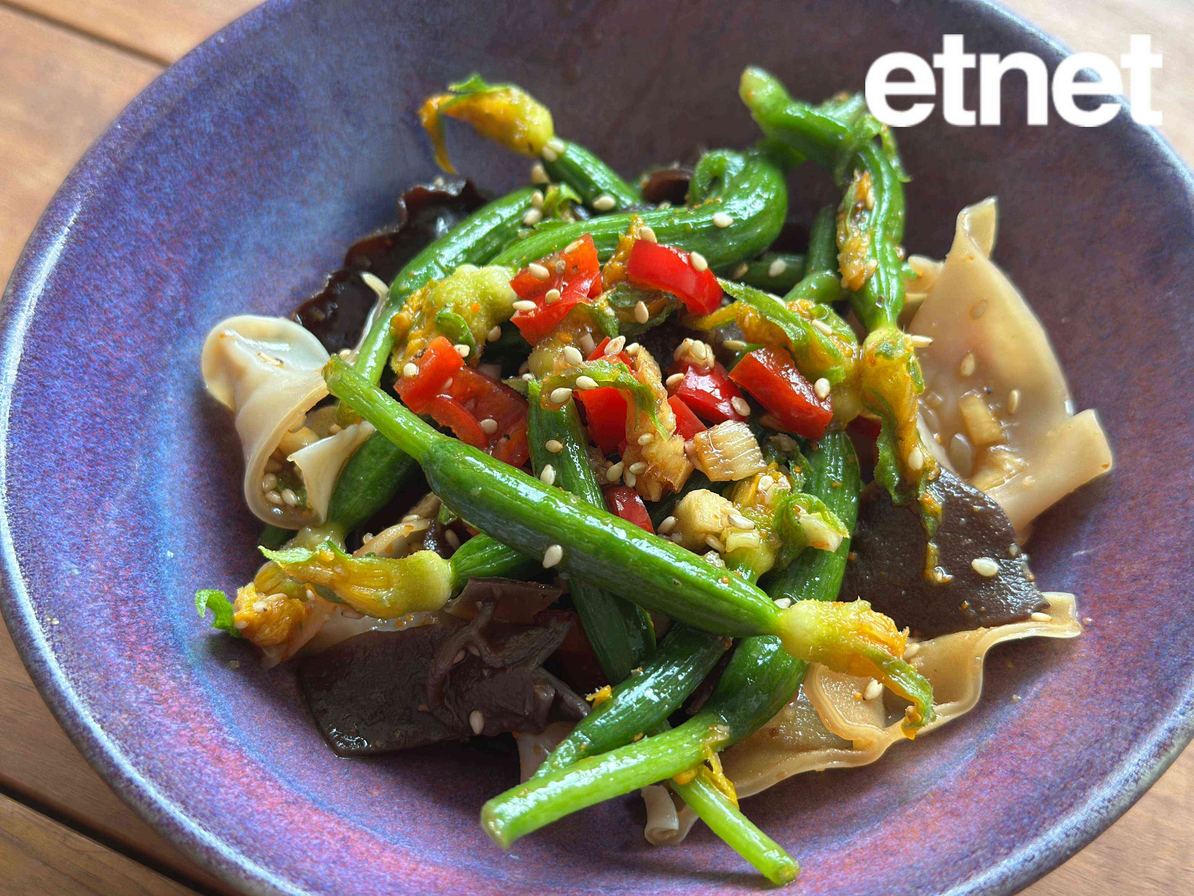 素食譜推薦：甜酸涼拌黃花小青瓜 &nbsp;由嗅覺牽動味覺以花入饌