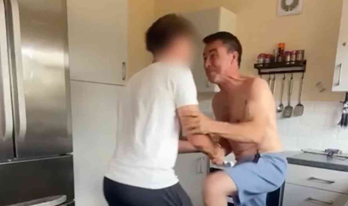 天降橫財｜抗癌2年生活拮据　51歲單親好爸爸中千萬彩票　與兒子相擁落淚感動全網