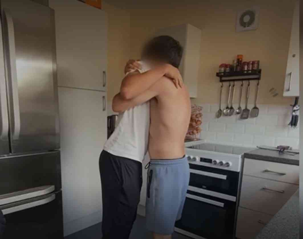 天降橫財｜抗癌2年生活拮据　51歲單親好爸爸中千萬彩票　與兒子相擁落淚感動全網