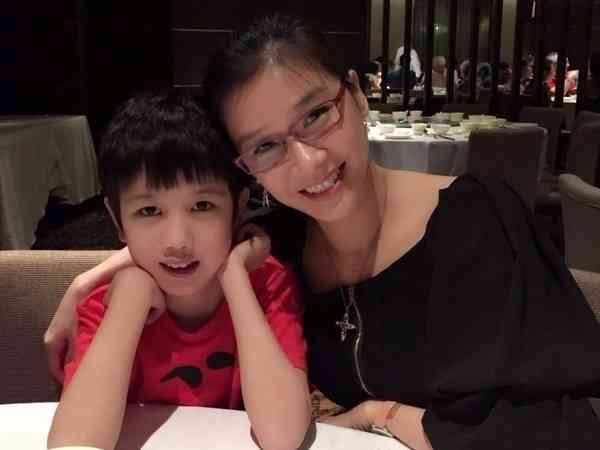 為母則強｜54歲張慧儀視養子如己出 獨自照顧病兒19年淚訴：有得選誰想一個人硬撐