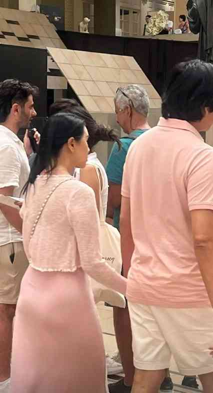 昔日女神丨57歲前玉女掌門人遊巴黎 素顏狀況曝光被嘲極嚇人網民：真係認唔出