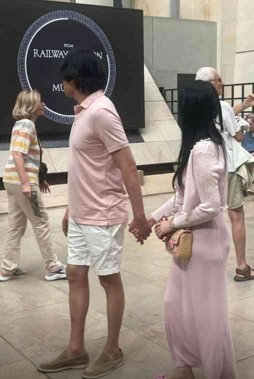 昔日女神丨57歲前玉女掌門人遊巴黎 素顏狀況曝光被嘲極嚇人網民：真係認唔出